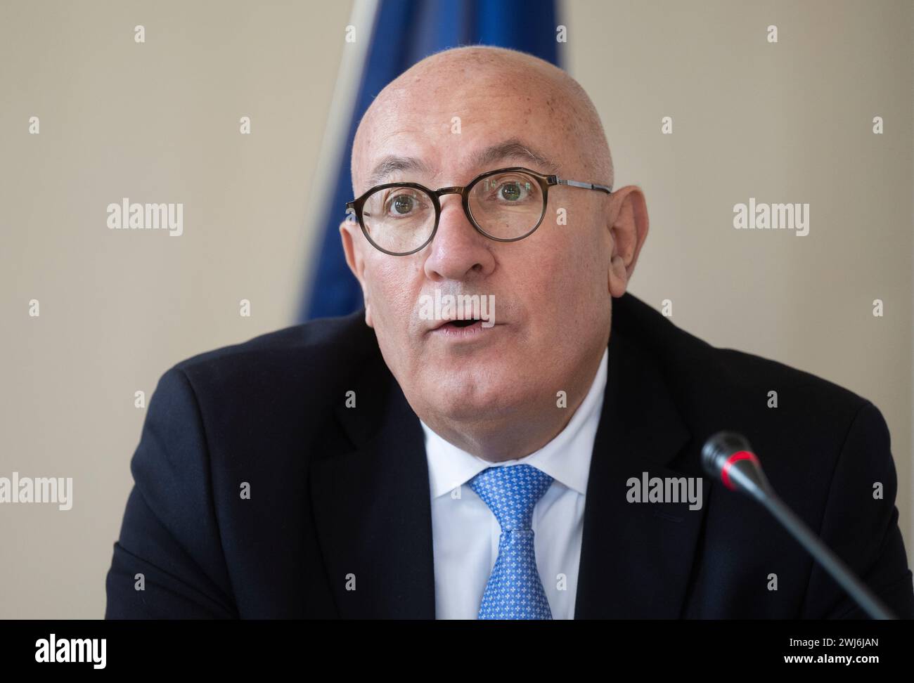 Prag, Tschechische Republik. Februar 2024. EIB-Vizepräsident Kyriacos Kakouris nimmt an der jährlichen Pressekonferenz der Gruppe der Europäischen Investitionsbank (EIB) in Tschechien Teil, um am 13. Februar 2024 in Prag (Tschechische Republik) die Ergebnisse der EIB in der Welt und in Tschechien im Jahr 2023 sowie die Pläne für 2024 vorzustellen. Quelle: Michaela Rihova/CTK Photo/Alamy Live News Stockfoto