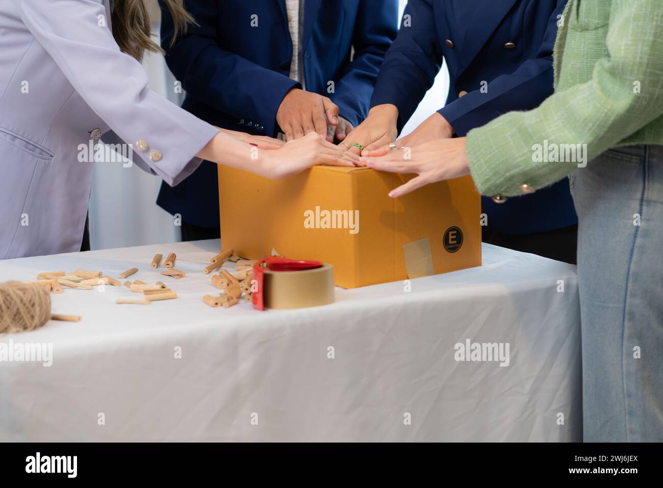 Die Gruppe von Eigentümern für kleine Unternehmen wird zur Lieferung an Kunden in Kartons und gepolsterten Klumpen von na verpackt Stockfoto