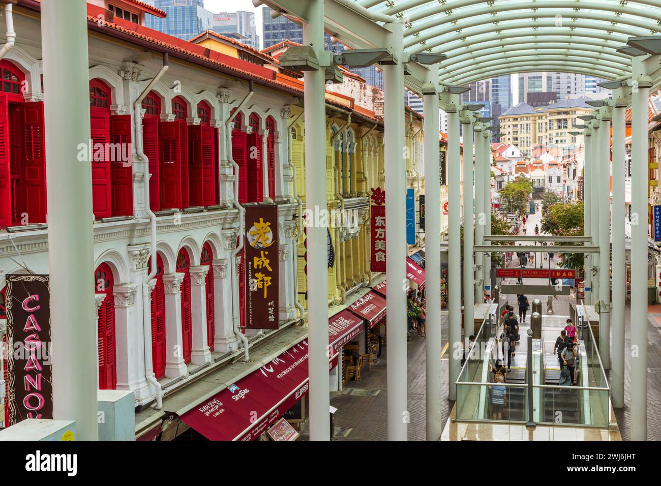 Blick auf die Pagoda Street in Chinatown, Singapur, mit Rolltreppen, die zu einer unterirdischen MRT-Station führen. Stockfoto