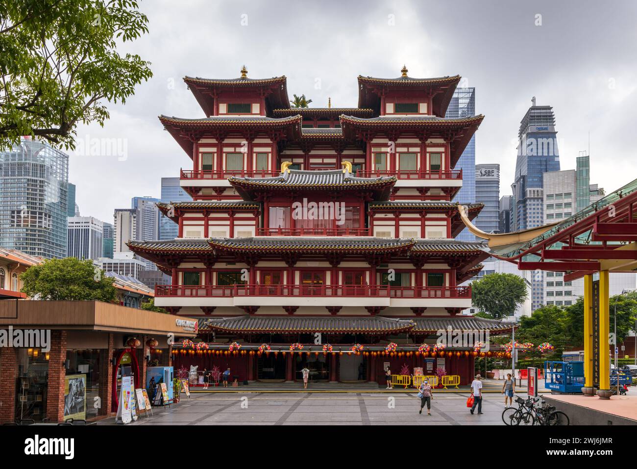Buddha Tooth Relic Temple in Chinatown, Singapur, mit Singapurs Geschäftsviertel im Hintergrund. Stockfoto