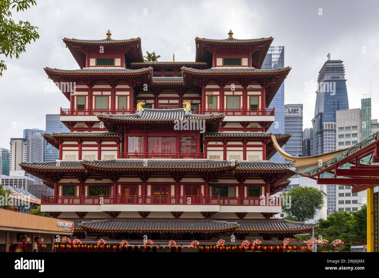 Buddha Tooth Relic Temple in Chinatown, Singapur, mit Singapurs Geschäftsviertel im Hintergrund. Stockfoto