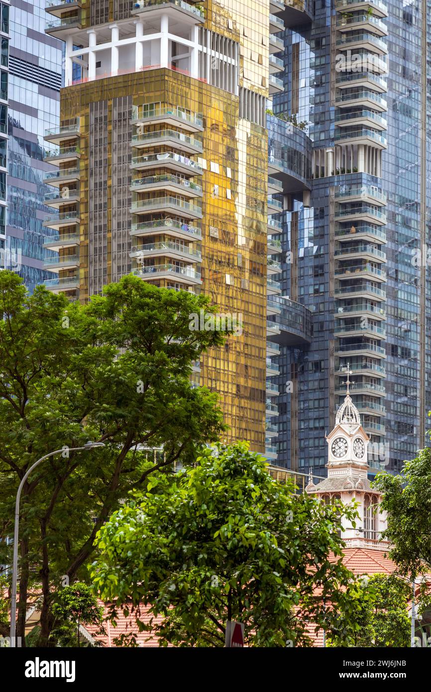 Uhrenturm des Lau Pa Sat Markts in Singapur mit modernen Bürogebäuden im Hintergrund. Stockfoto