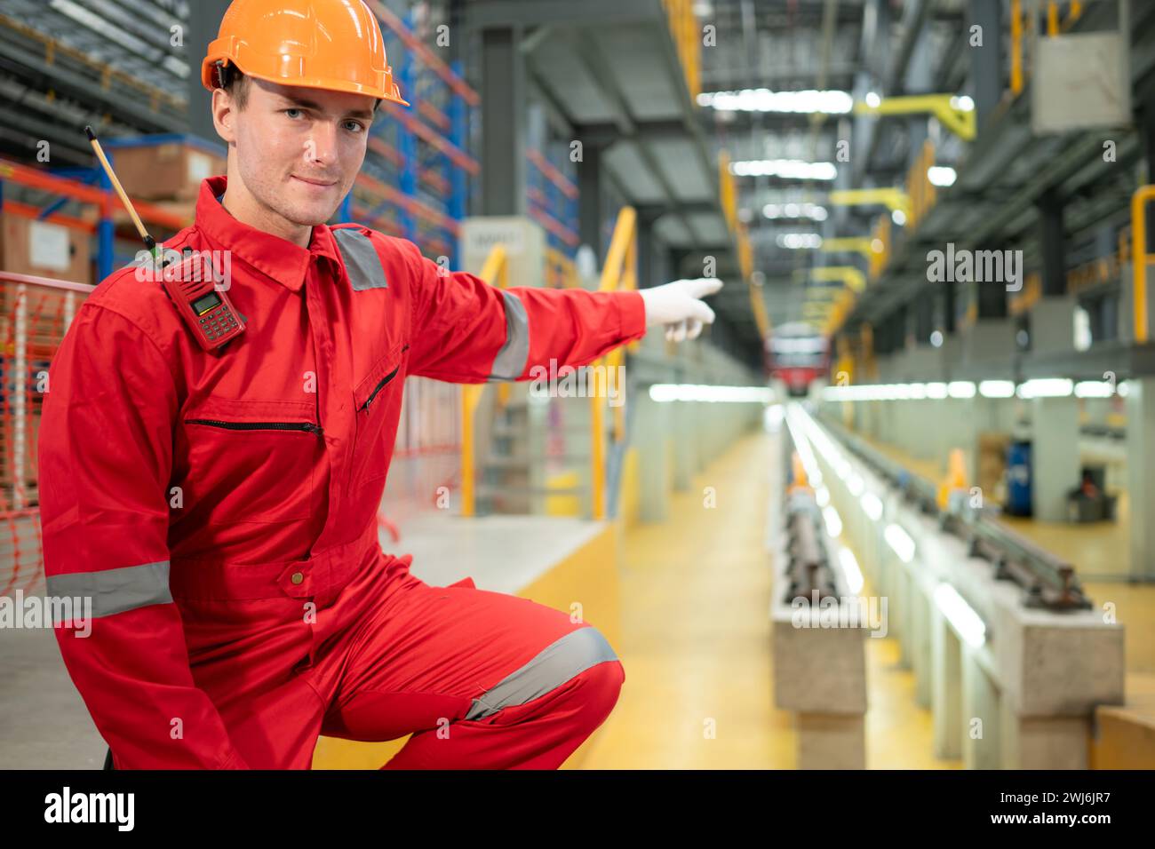 Porträt eines Ingenieurs, der Reparaturwerkzeuge der Elektrobahnindustrie verwendet es gibt ein Elektroauto in der Autoreparaturfabrik als das Stockfoto