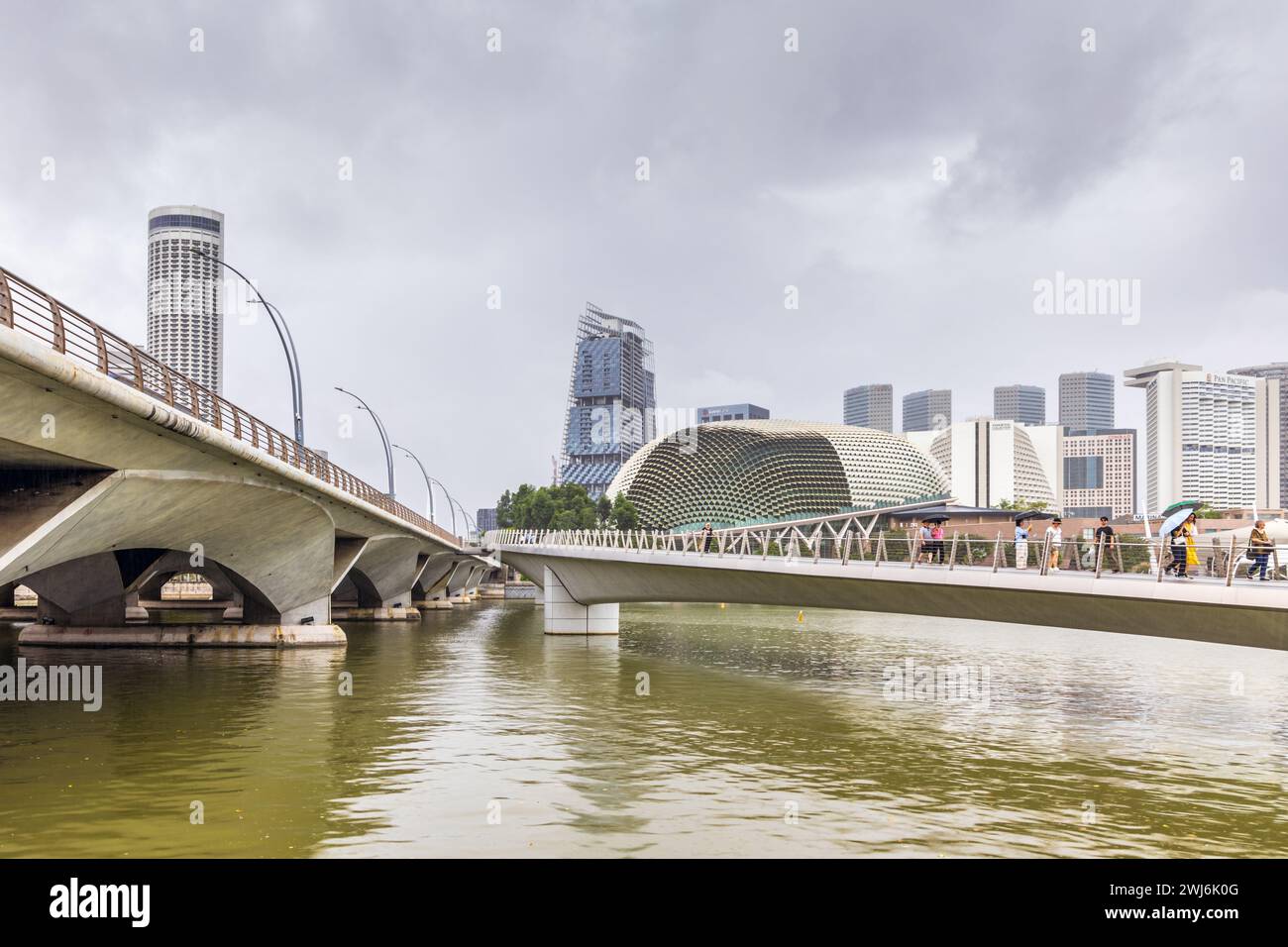 Esplanade Bridge, Jubilee Bridge und Konzerthalle in Marina Bay mit zentraler Skyline von Singapur Stockfoto