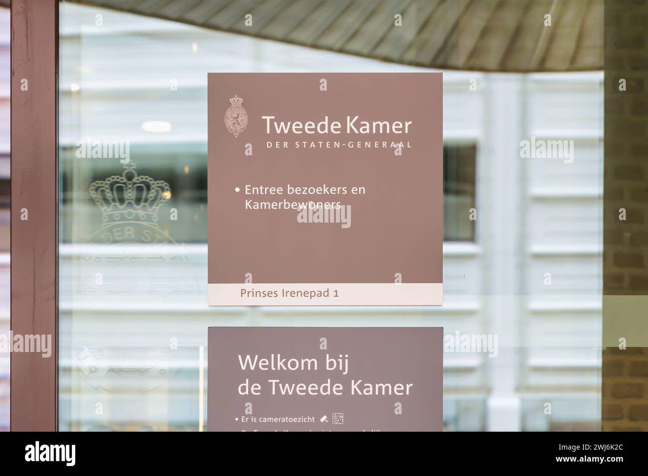 Den Haag, Niederlande - 31. Januar 2024: Informationsschild am Eingang des niederländischen Repräsentantenhauses Tweede Kamer Stockfoto