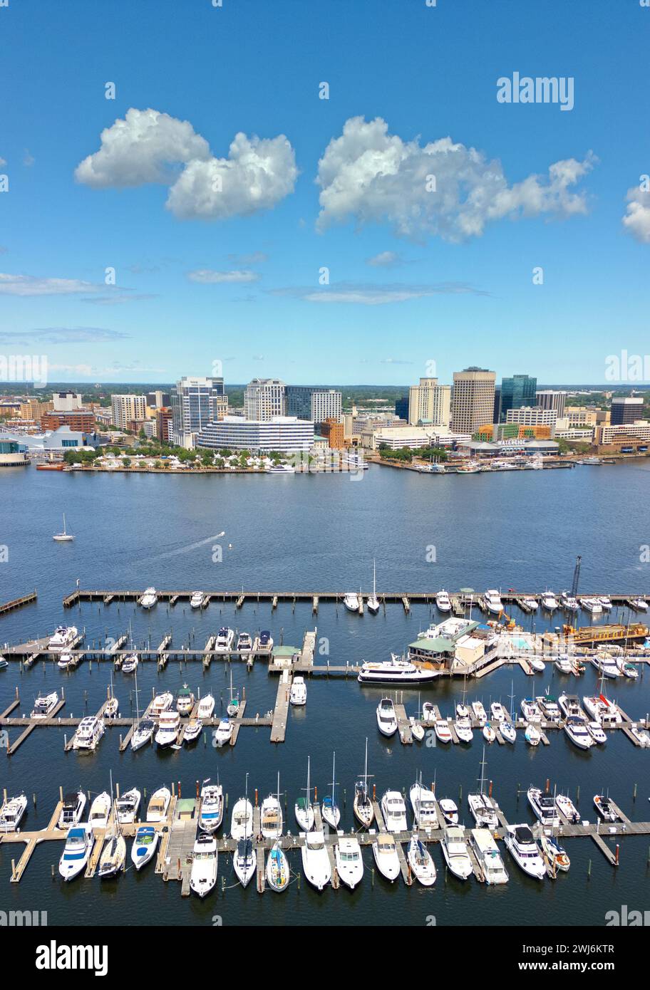 Norfolk, Virginia, USA, Stadtlandschaft über dem Elizabeth River. Stockfoto