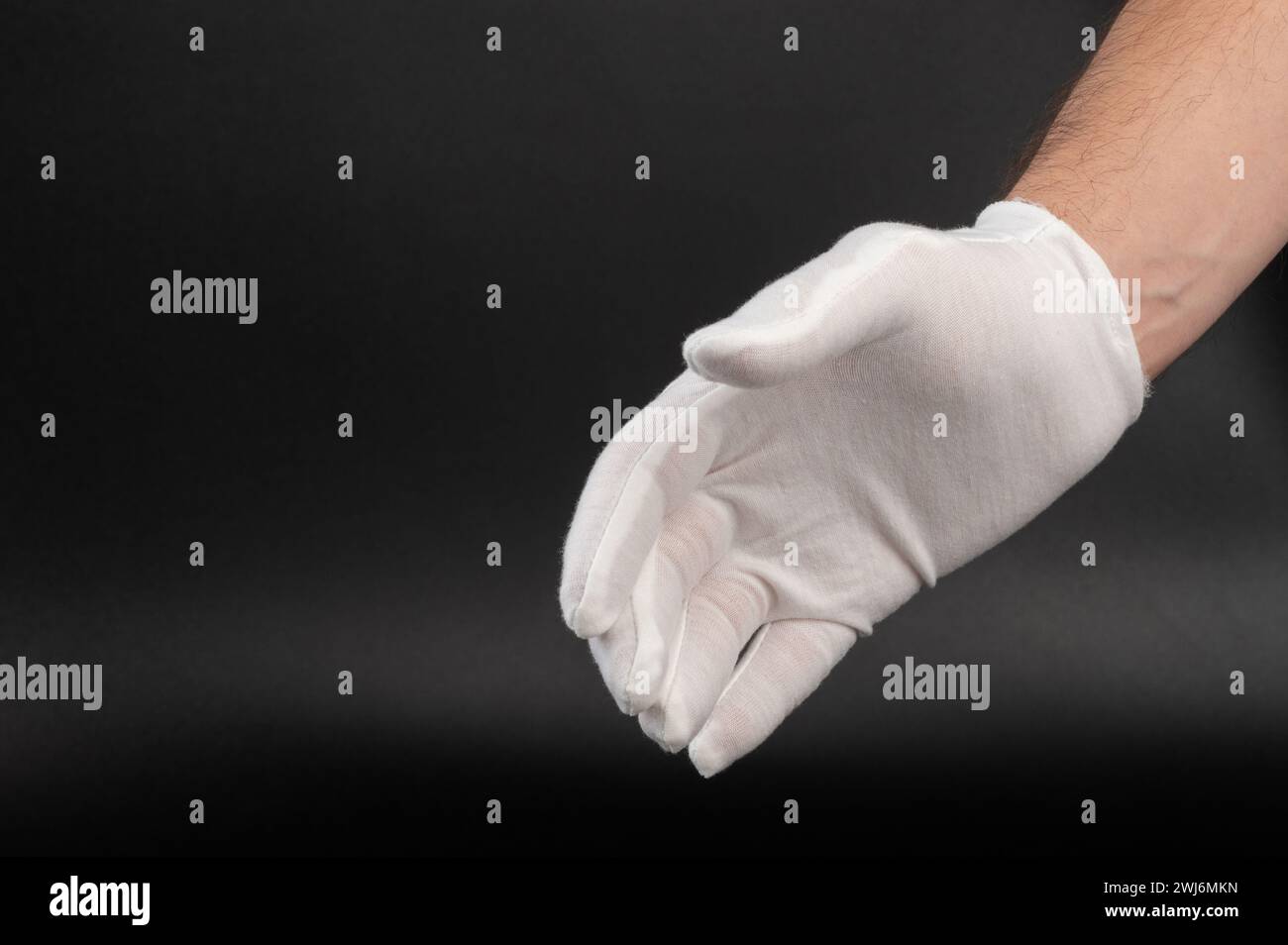 Hand in weißem Handschuh Handshake Pose isoliert auf schwarzem Hintergrund Stockfoto