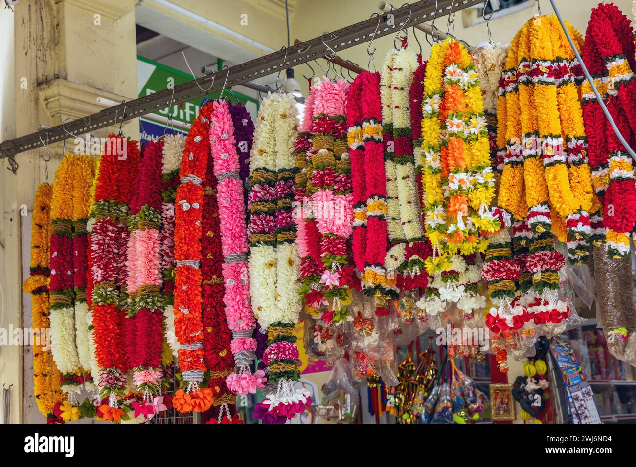 Blume stall verkaufen Girlanden für Tempel Angebote, Little India, Singapur Stockfoto