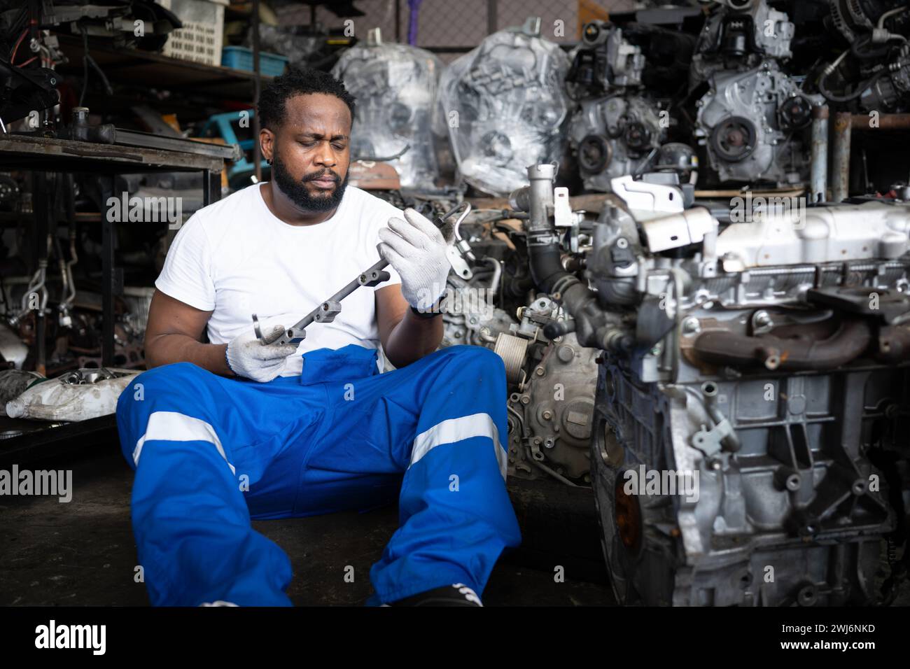 Männer reparieren Automotor in Autowerkstatt, selektiver Fokus. Stockfoto