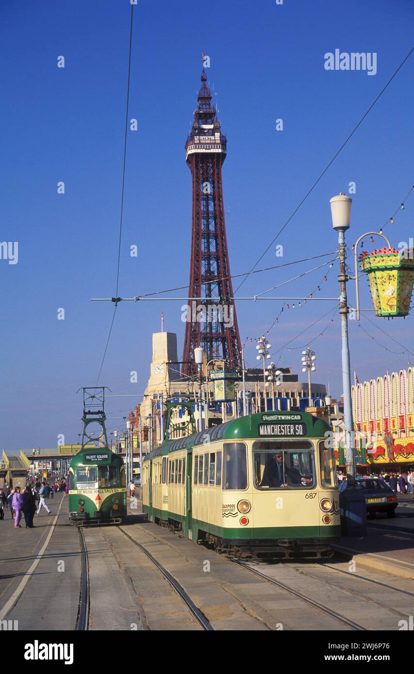 Großbritannien, Lancashire, Blackpool, Blackpool Tower und Straßenbahnen. Stockfoto