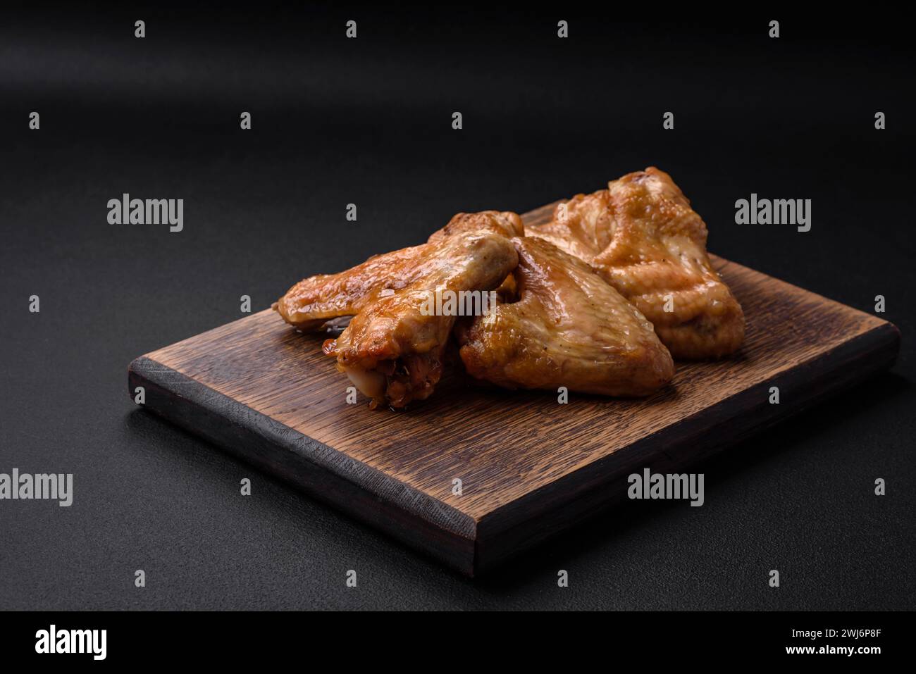 Gebackene Hähnchenflügel mit Salz, Gewürzen und Kräutern Stockfoto