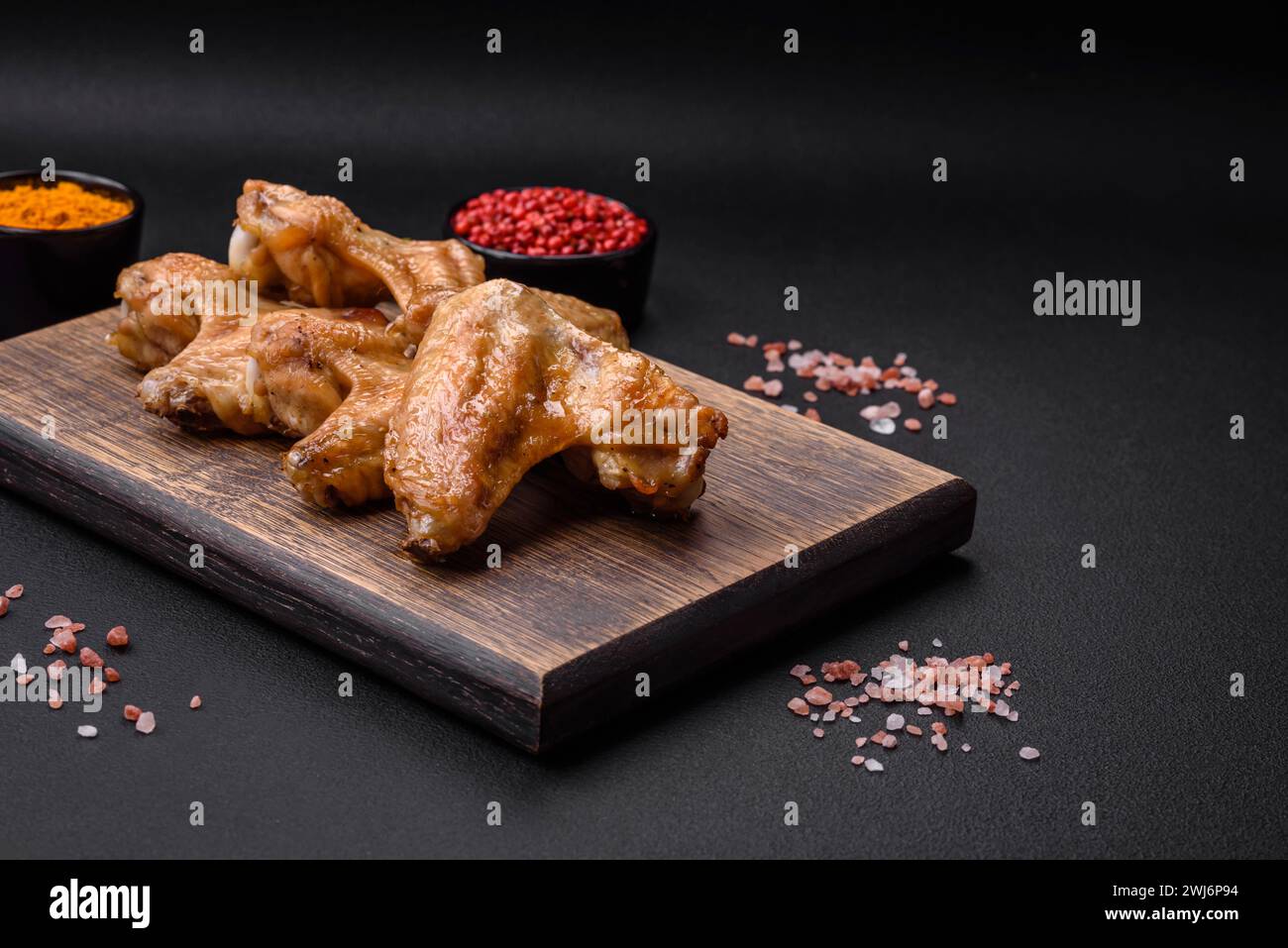 Gebackene Hähnchenflügel mit Salz, Gewürzen und Kräutern Stockfoto