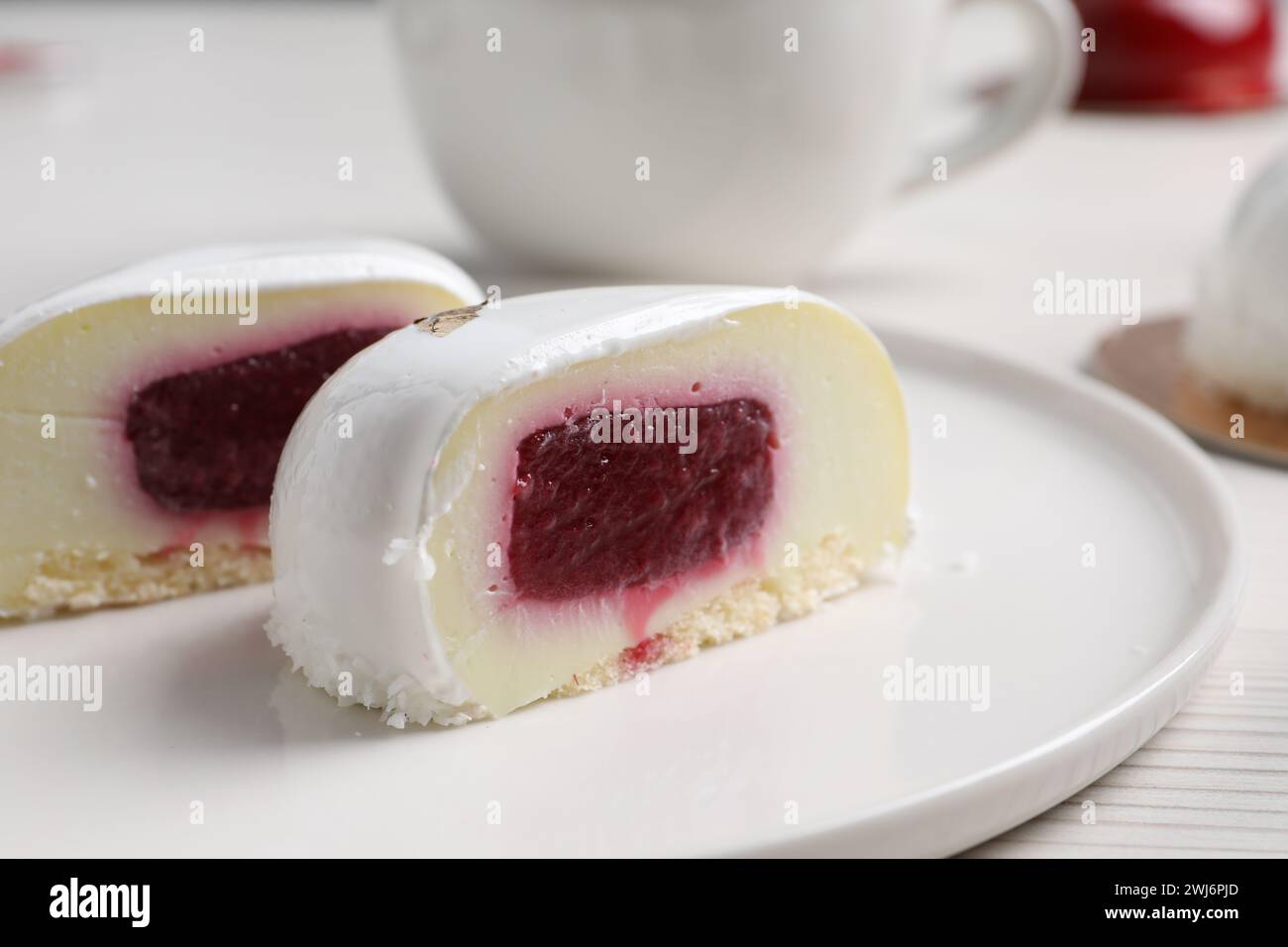 St. Valentinstag. Leckere Kuchen auf weißem Tisch, Nahaufnahme Stockfoto