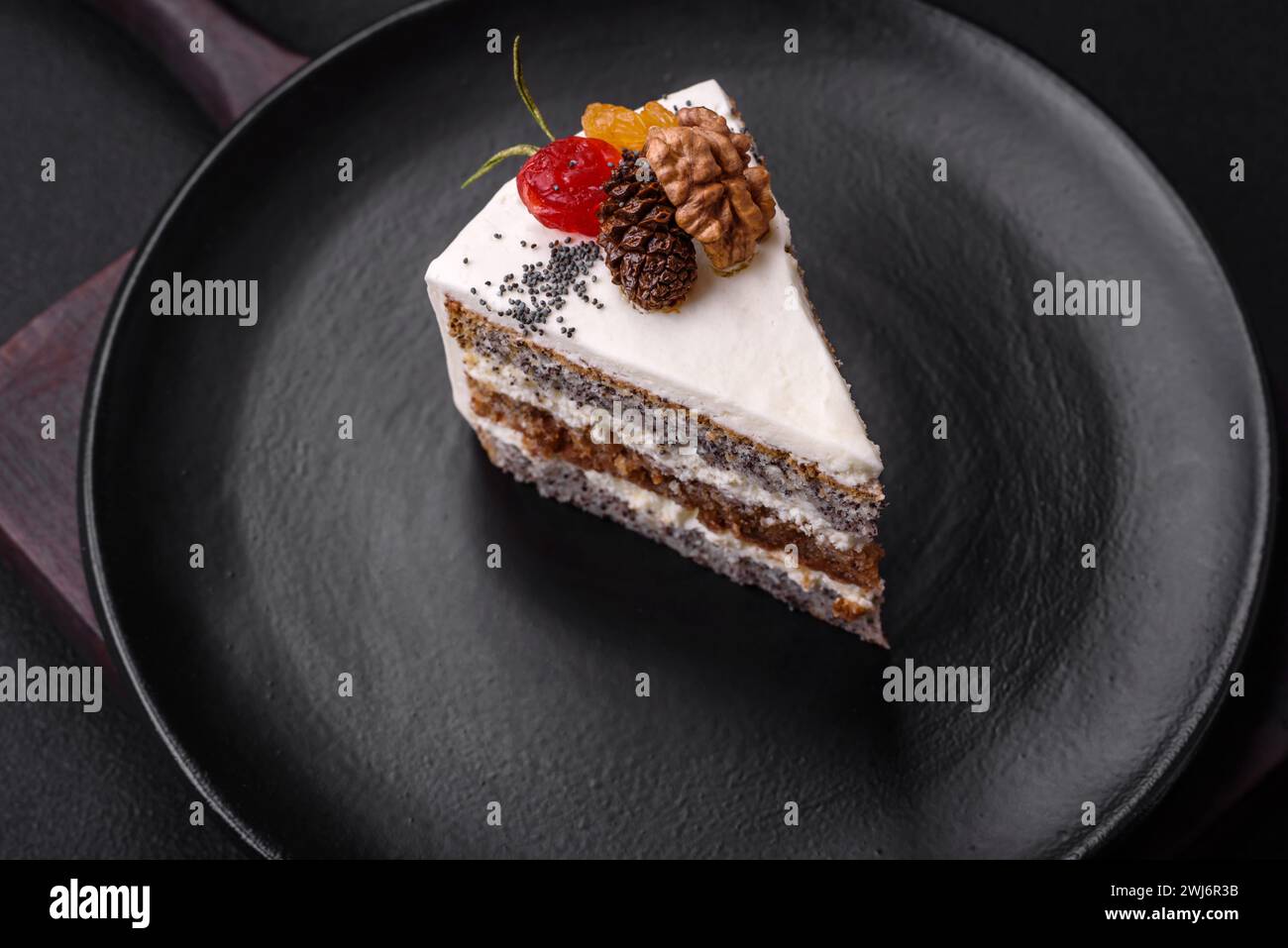 Köstliches, wunderschönes Stück Kuchen mit Sahne und Beeren Stockfoto