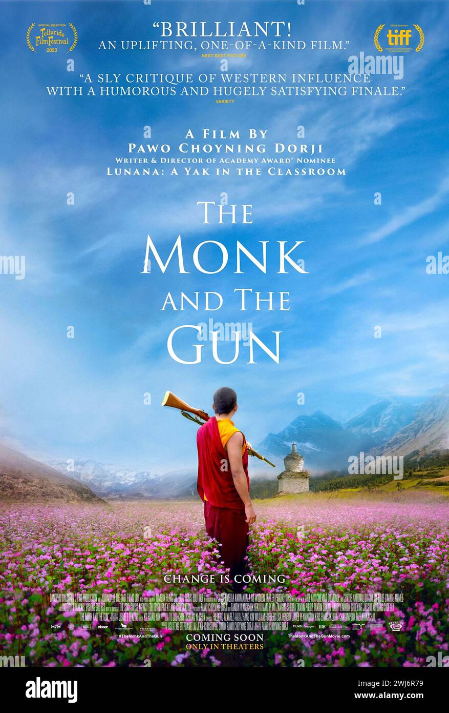 The Monk and the Gun (2023) von Pawo Choyning Dorji mit Harry Einhorn, Tandin Wangchuk und Tandin Sonam. Ein Amerikaner, der in Bhutan reist, trifft auf die Suche nach einem wandernden jungen Mönch, der von seinem Lehrer angewiesen wurde, alles in Ordnung zu bringen. US-Poster mit einem Blatt ***NUR FÜR REDAKTIONELLE ZWECKE***. Hinweis: BFA / Sehenswürdigkeiten am Straßenrand Stockfoto