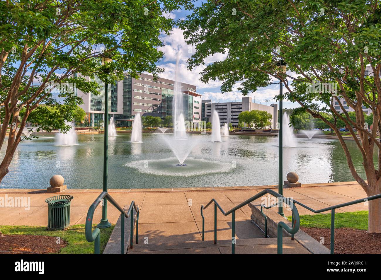 Newport News, Virginia, USA Stadtzentrum und Springbrunnen. Stockfoto