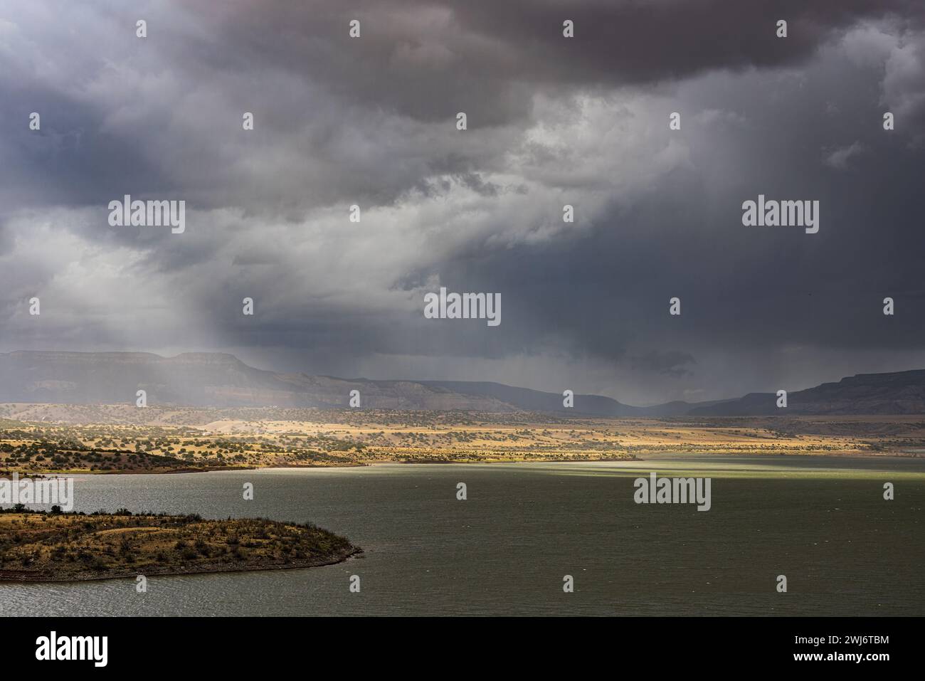 GEWITTER ÜBER DEM ABIQUIU LAKE, ABIQUIU, NM, USA Stockfoto