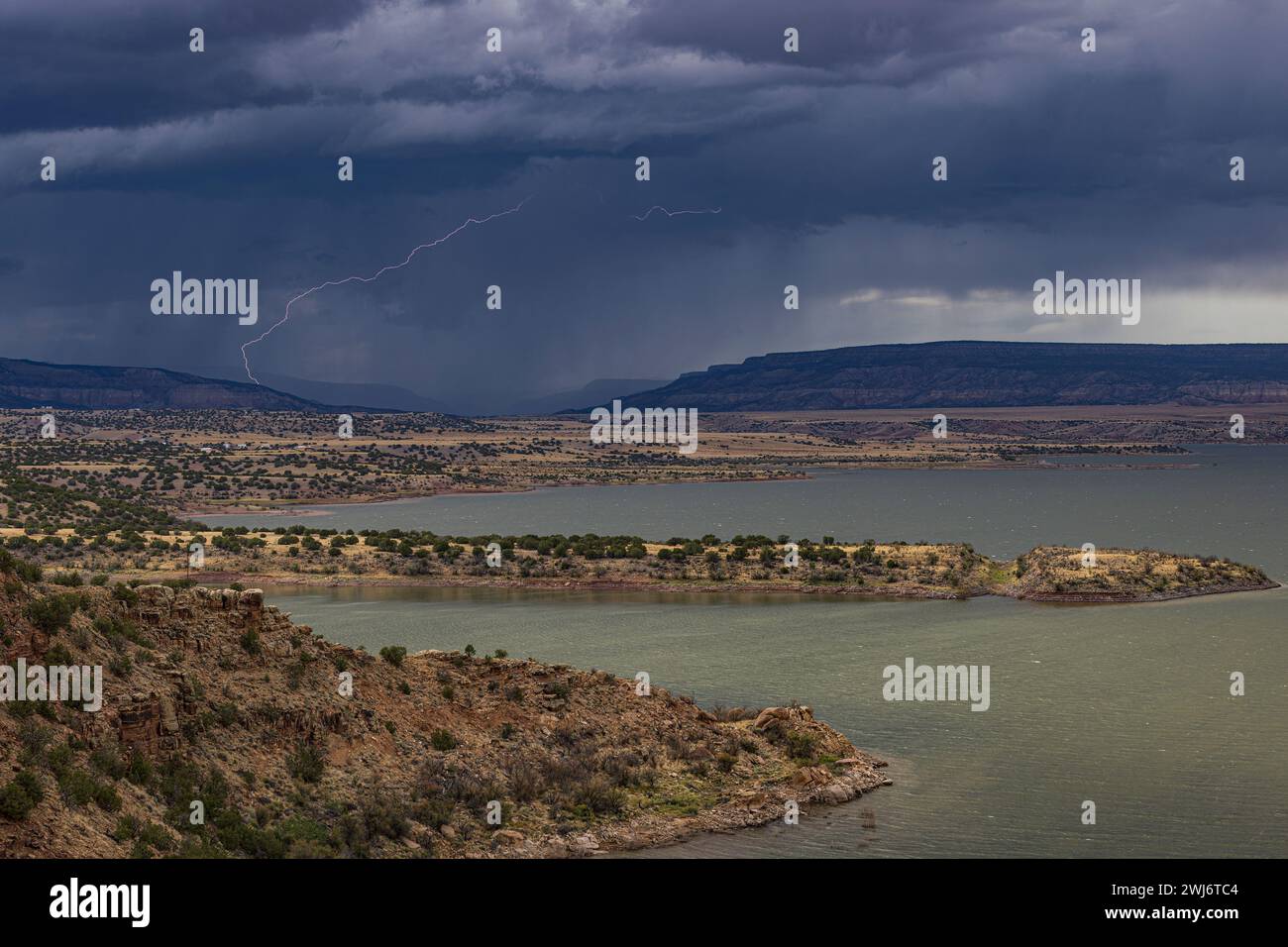 ELEKTRO-STURM ÜBER DEM ABIQUIU LAKE, ABIQUIU, NM, USA Stockfoto