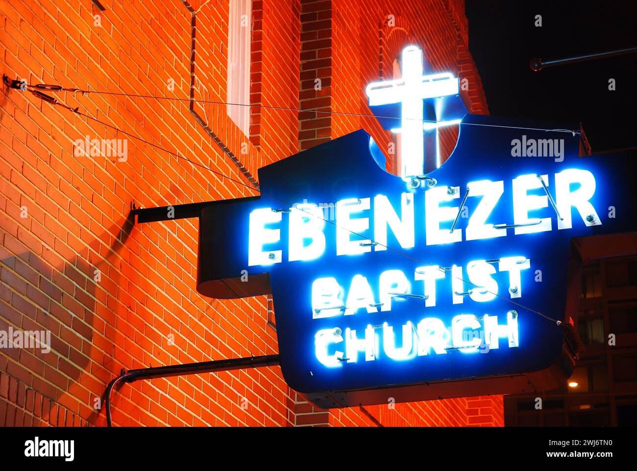 Das Neonzeichen der Ebenezer Baptist Church, in der Martin Luther King Bürgerrechte predigte, leuchtet in der Nacht im Sweet Auburn Atlanta Stockfoto