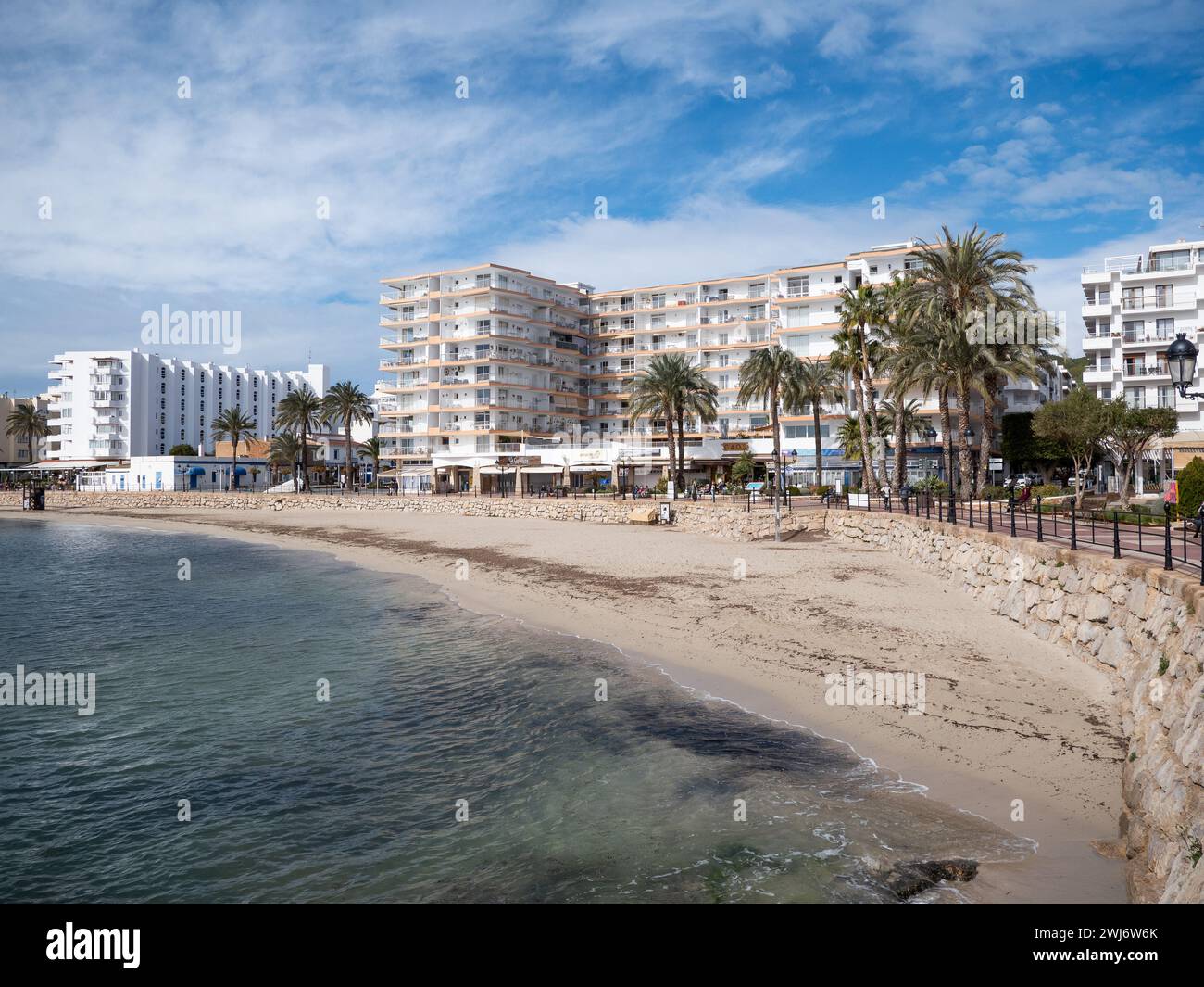 Santa Eulalia del Rio, Spanien: 10. Februar 2024: Strand und Promenade Santa Eulalia del Rio, Ibiza Stockfoto