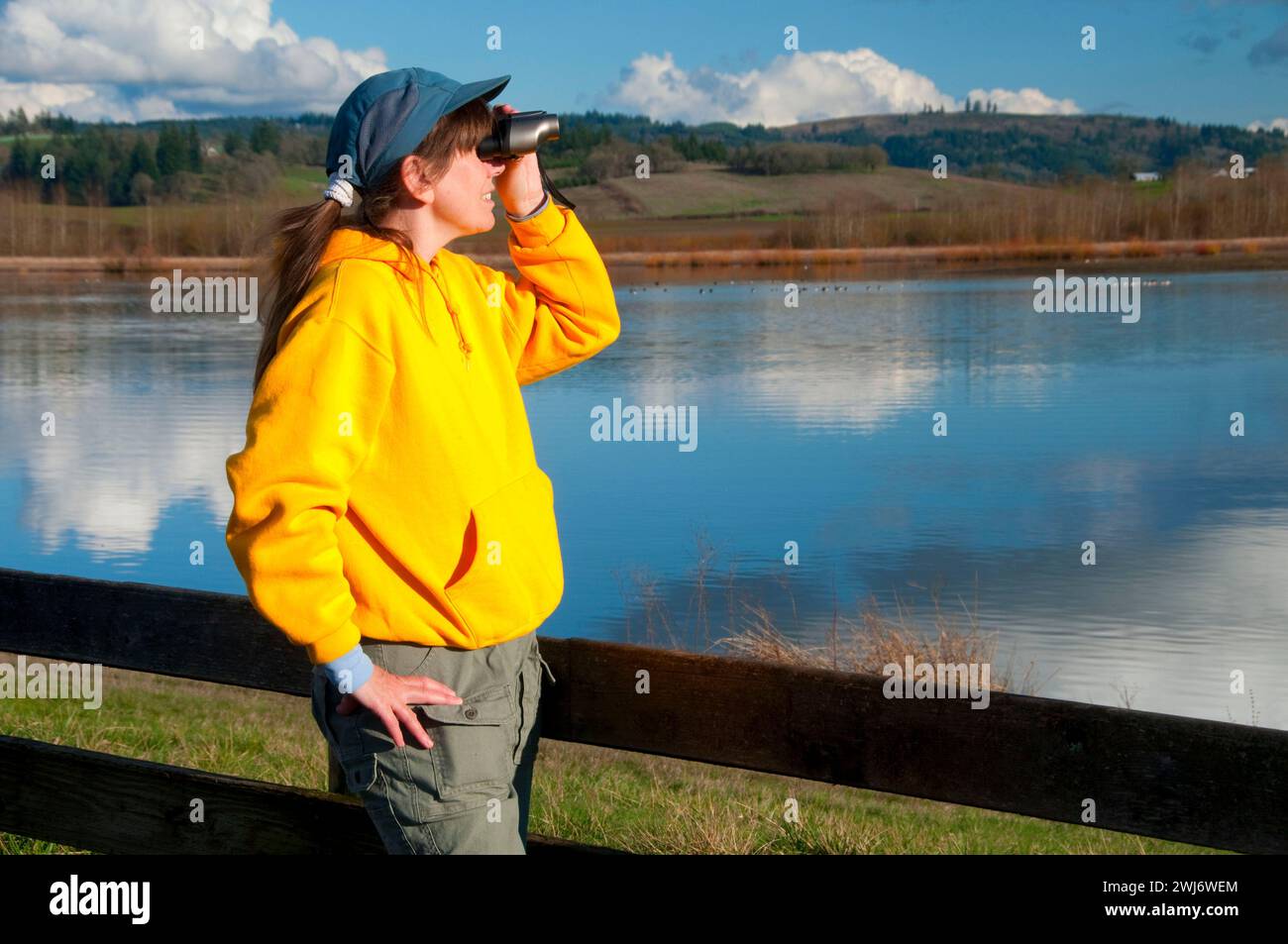 Vogelbeobachtung am Eagle Marsh, Ankeny National Wildlife Refuge, Oregon Stockfoto