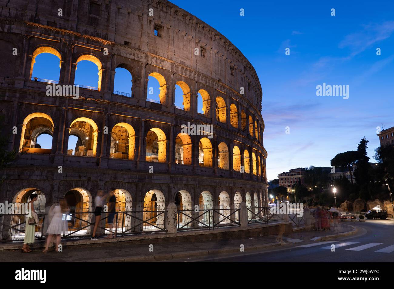 Abend im Kolosseum in Rom in Italien. Antikes Flavisches Amphitheater aus 80 n. Chr. mit Gladiatorenarena. Stockfoto