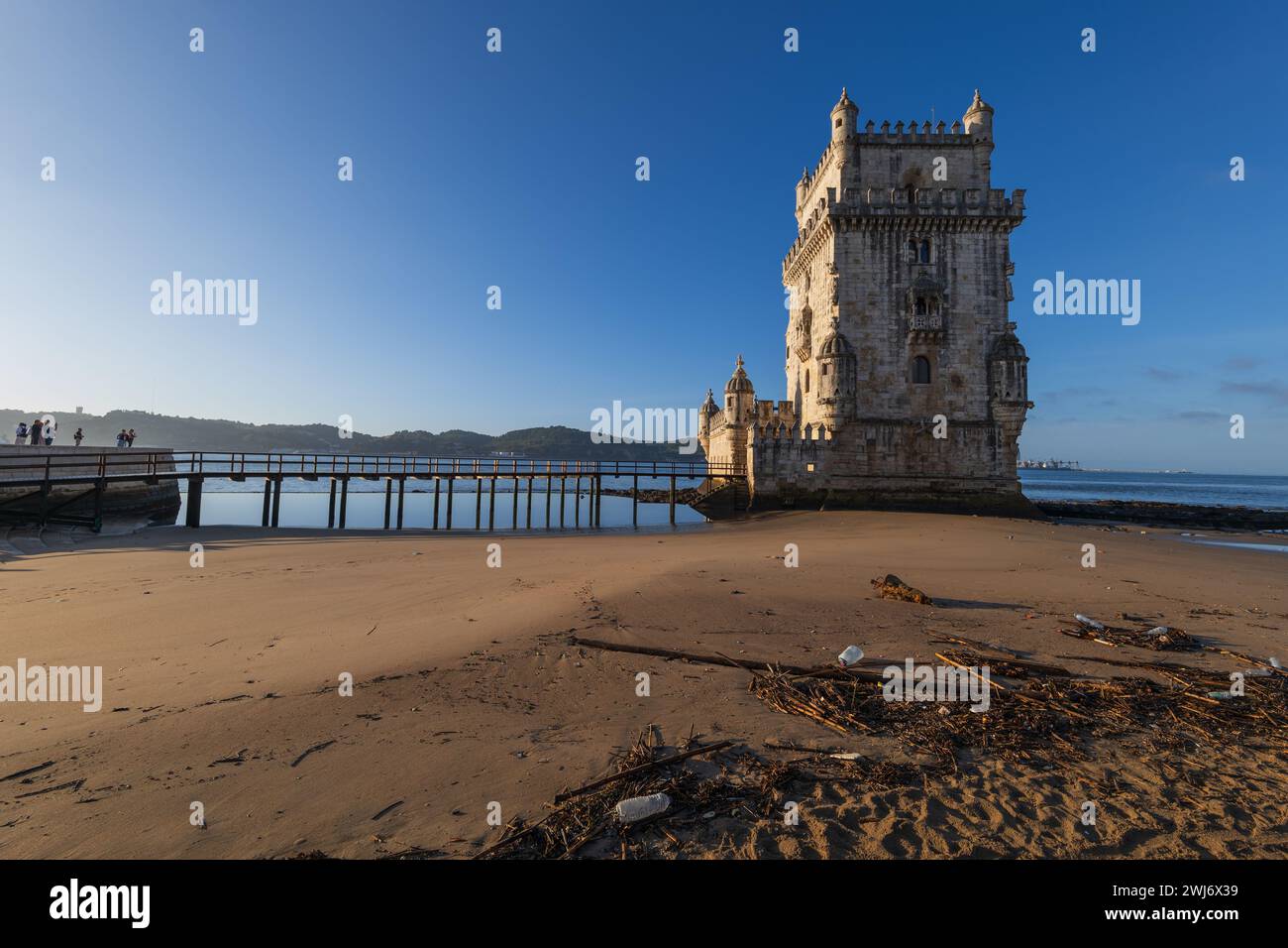 Der Torre de Belem in Lissabon, Portugal. Befestigungsanlage aus dem 16. Jahrhundert vom Sandufer der Flussmündung des Tejo. Stockfoto
