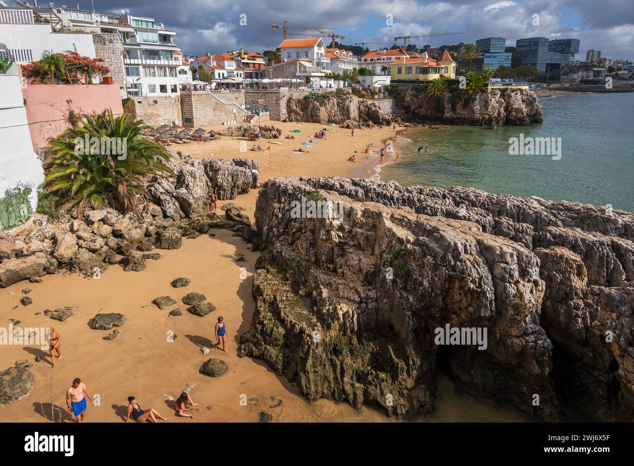 Praia da Rainha malerischer Strand in der Ferienstadt Cascais im Bezirk Lissabon, Portugal. Stockfoto