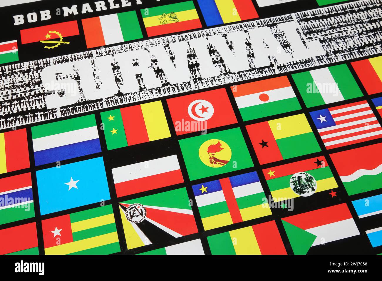 Viersen, Deutschland - 9. Januar. 2024: Closeup von Bob Marley Reggae-Vinyl-Album Survival 1979 mit afrikanischen Flaggen Stockfoto