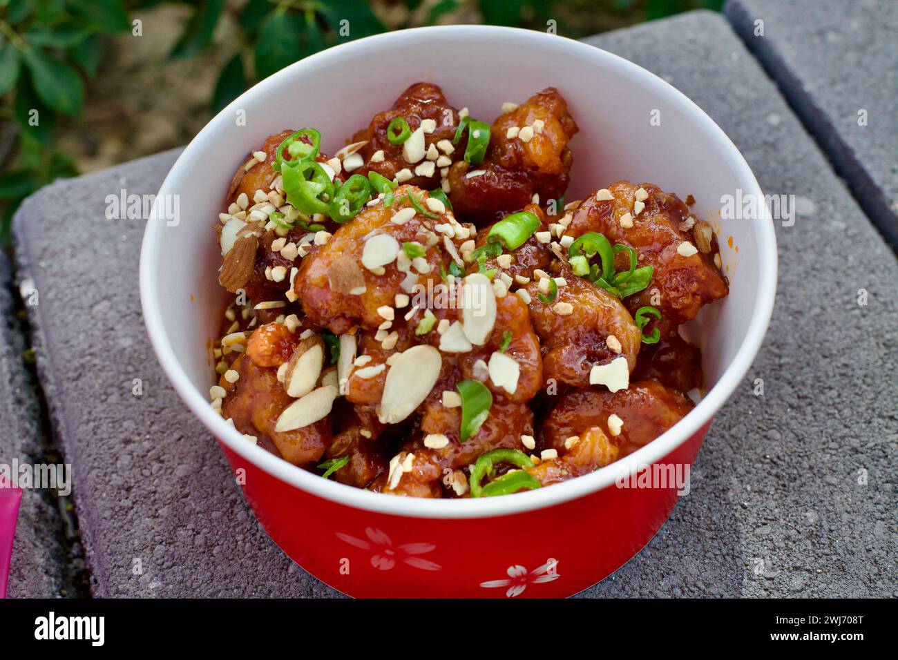 Gangneung City, Südkorea - 29. Juli 2019: Ein Eimer mit dem berühmten gebratenen Huhn vom Gangneung Jungang Market, perfekt gewürzt und garniert Stockfoto