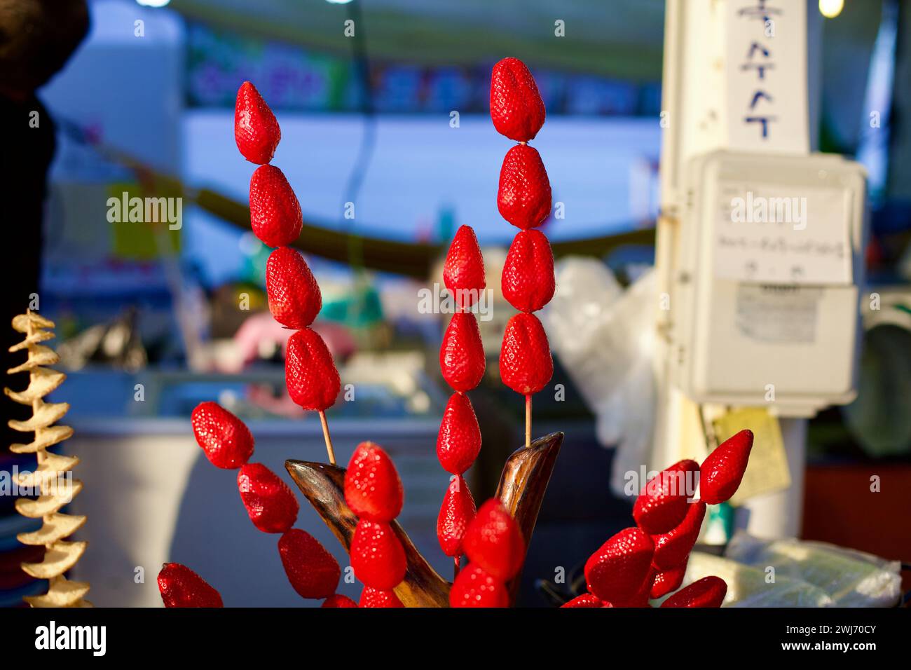 Gangneung City, Südkorea - 29. Juli 2019: Eine köstliche Portion Erdbeere Tanghulu mit roten Erdbeeren, glasiert in gehärtetem Zuckersirup auf A Stockfoto