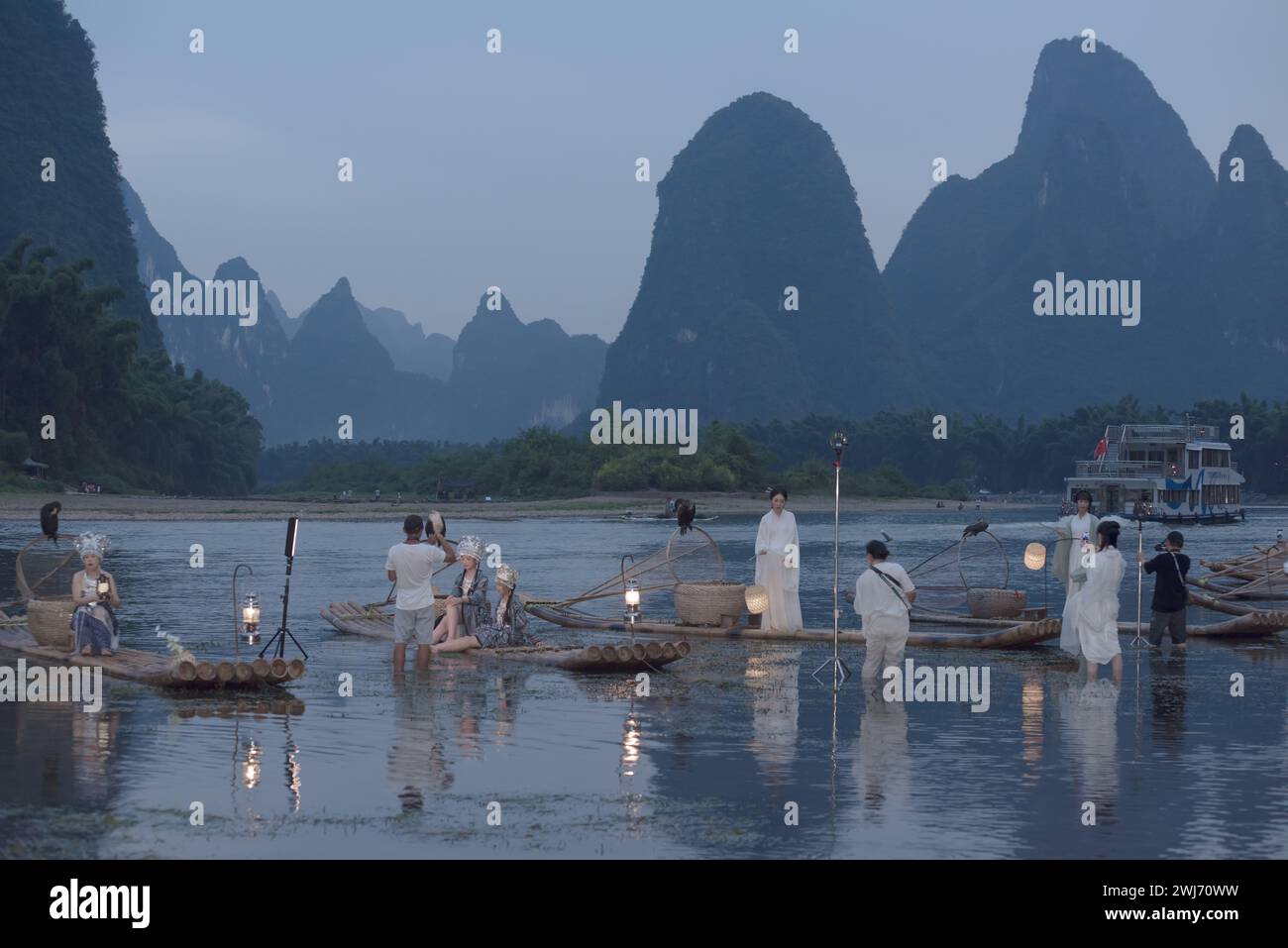 Entlang des Li-Flusses bieten Fotografen Fotodienstleistungen für Touristen in Nationalkostümen an Stockfoto