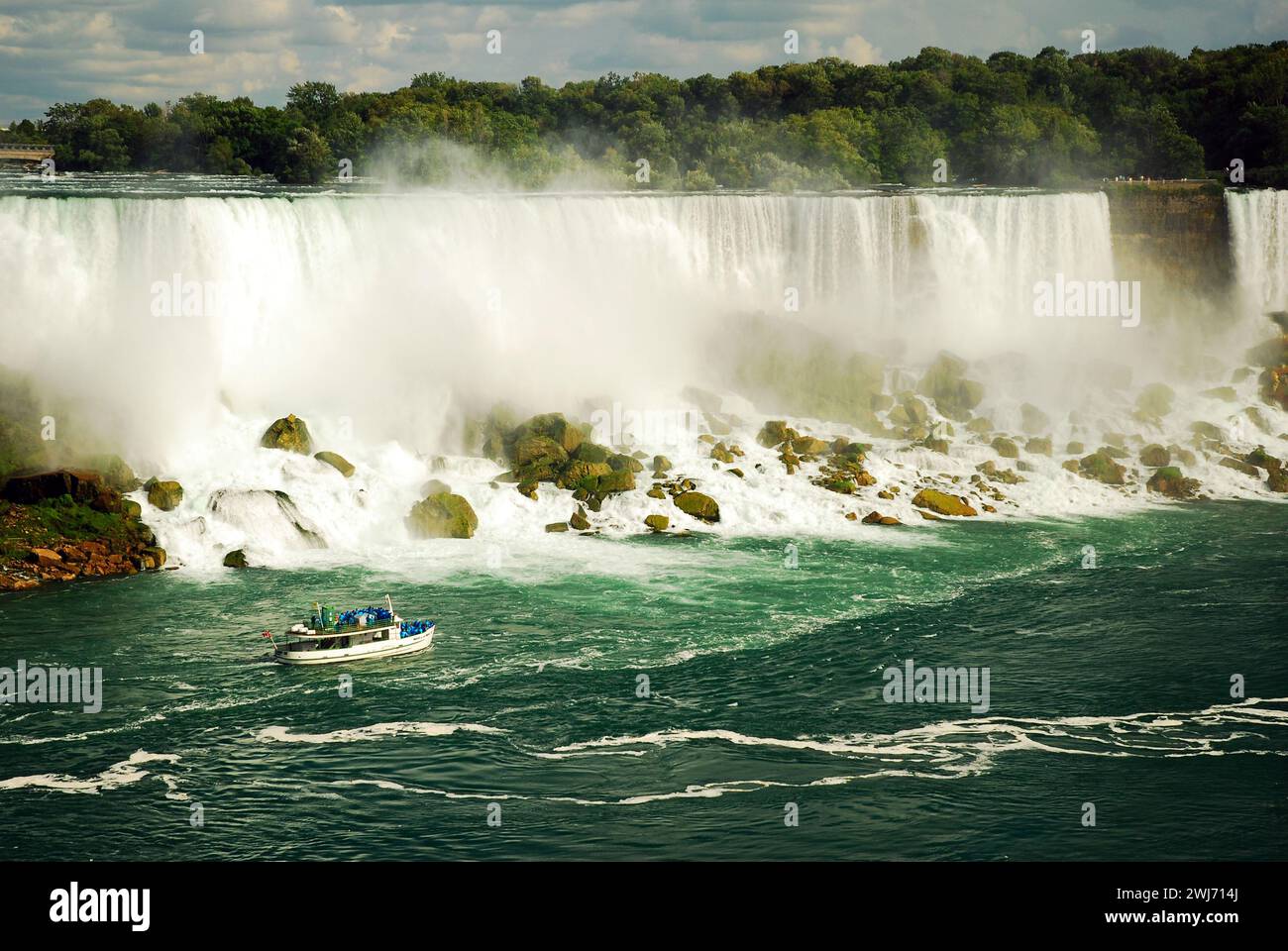 Die American Falls an den Niagarafällen kaskadieren auf Felsbrocken und Felsen am Boden Stockfoto