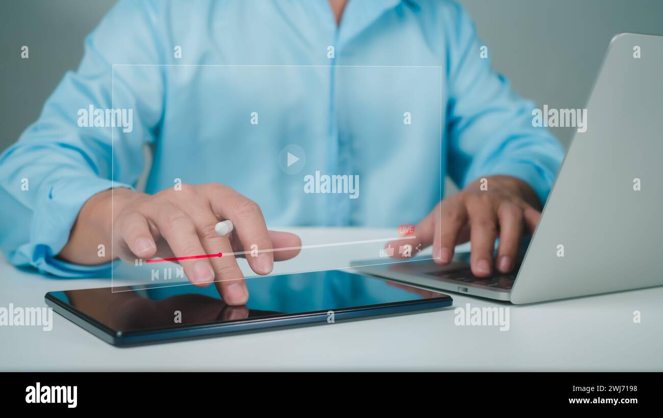 Geschäftsleute nutzen Computer, um online mit Webinar, Video-Tutorial, Internetunterricht, Webinar, Online-Konzept für Bildung, Video-Tutori Stockfoto