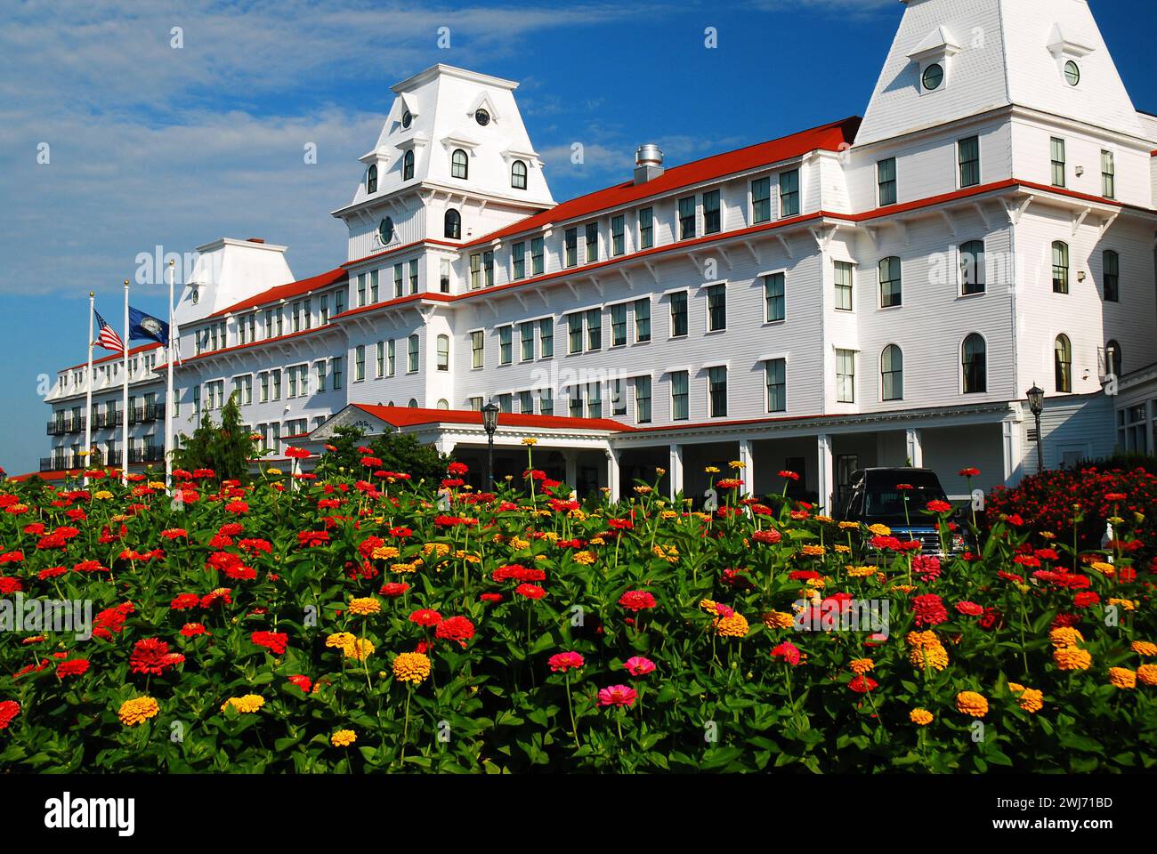 An einem Sommertag vor Wentworth by the Sea, einem großen Hotel an der Küste von Neuengland, blüht ein hübscher farbenfroher Garten Stockfoto