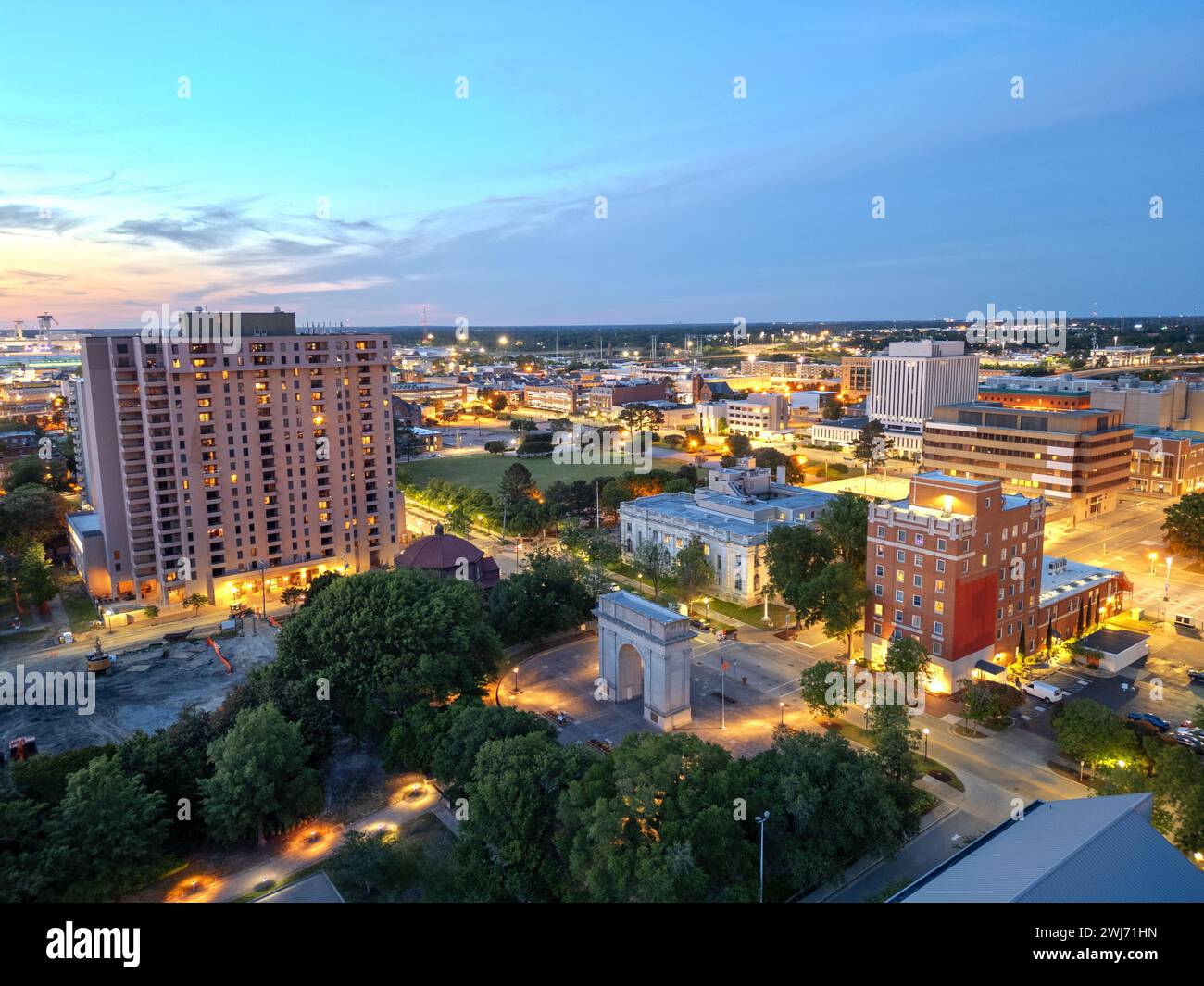 Newport News, Virginia, USA, von oben in der Dämmerung. Stockfoto