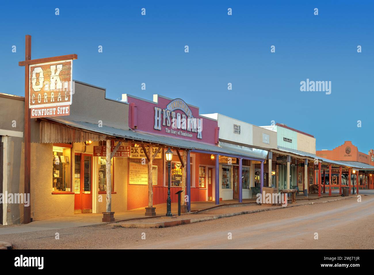 TOMBSTONE, ARIZONA - 17. APRIL 2018: Die O.K. Corral Schießerei Website in der Dämmerung. Die Website ist für den berühmtesten Schießerei in der Geschichte der einen Bekannten Stockfoto
