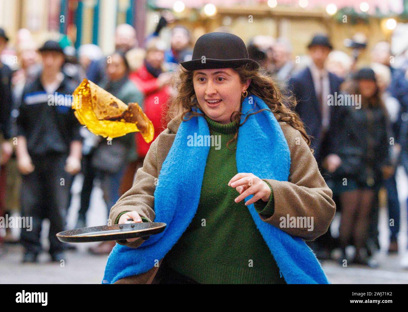 London, Großbritannien. Februar 2024. Jährliches Pfannkuchenrennen auf dem Leadenhall Market. Das Rennen in der City of London findet heute im 15. Jahr statt und wird vom historischen Pub The Lamb aus dem 18. Jahrhundert organisiert. Quelle: Karl Black/Alamy Live News Stockfoto