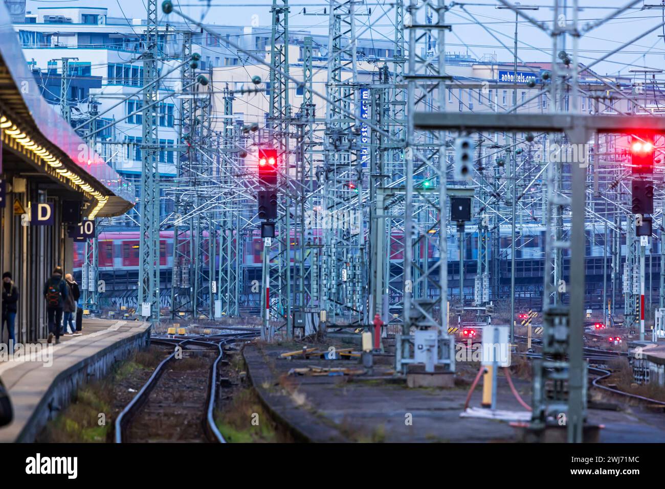 Hauptbahnhof Stuttgart, Bahnsteig mit Signalanlage am Abend. // 11.02.2024: Stuttgart, Baden-Württemberg, Deutschland, Europa *** Hauptbahnhof Stuttgart, Bahnsteig mit Signalanlage am Abend 11 02 2024 Stuttgart, Baden Württemberg, Deutschland, Europa Stockfoto