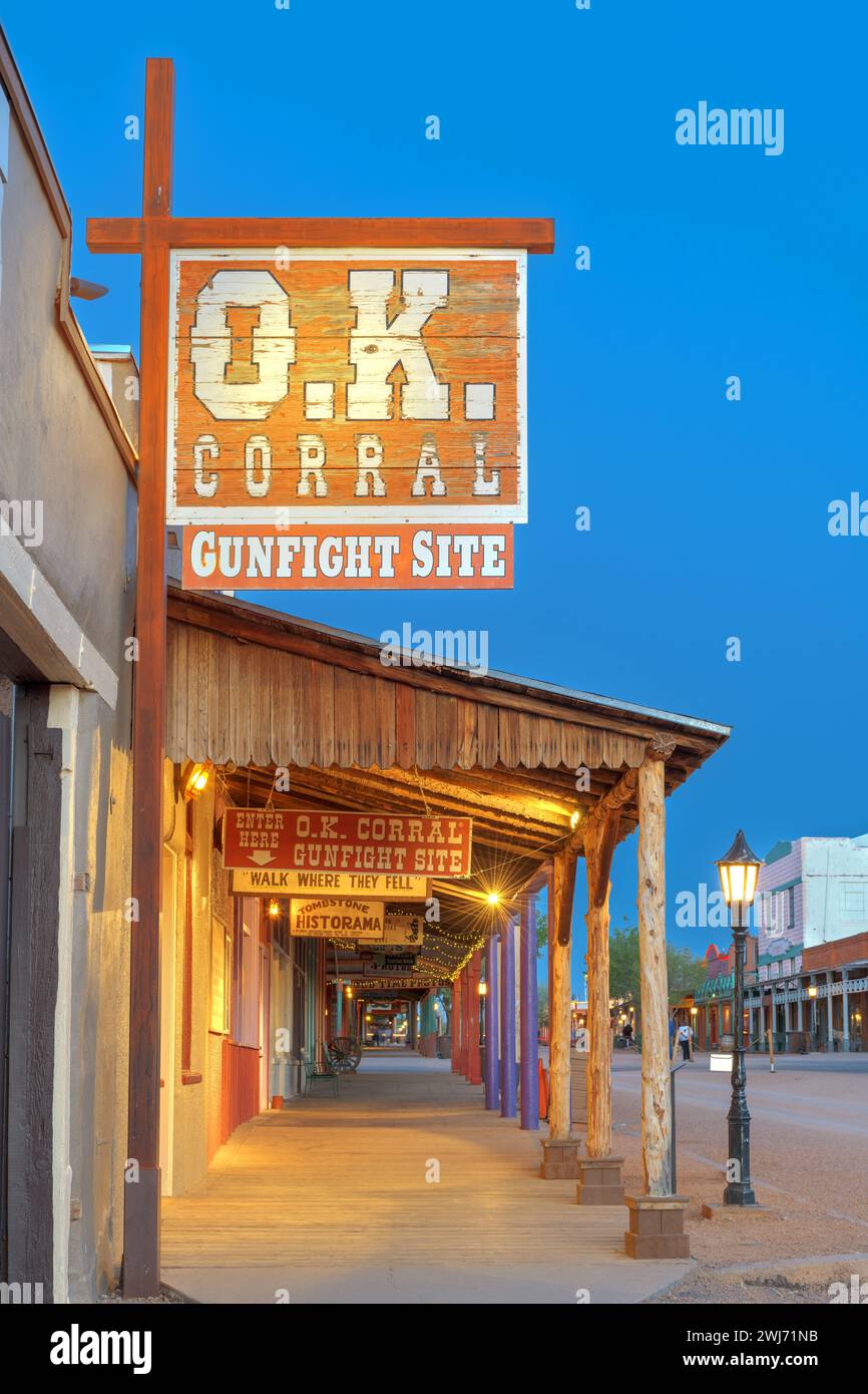 TOMBSTONE, ARIZONA - 17. APRIL 2018: Die O.K. Corral Schießerei Website in der Dämmerung. Die Website ist für den berühmtesten Schießerei in der Geschichte der einen Bekannten Stockfoto