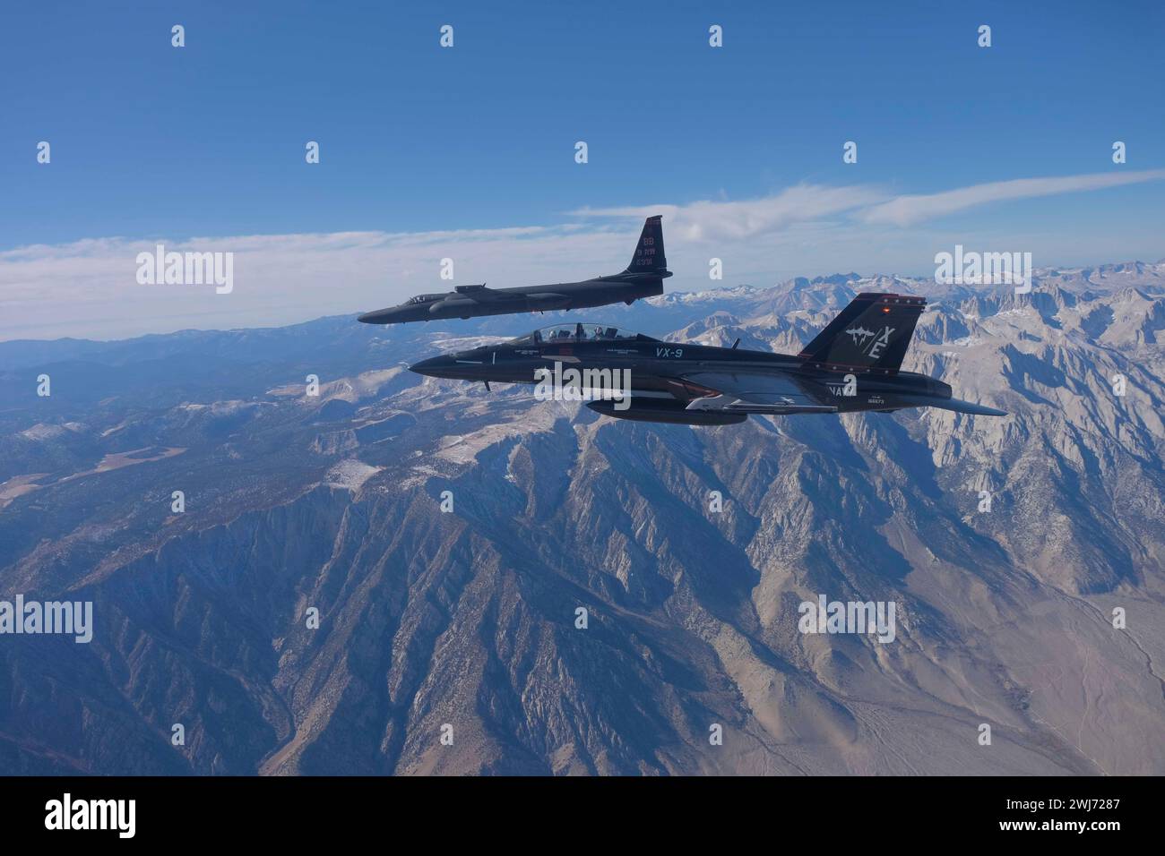 China Lake, Usa. November 2023. Ein F/A-18F Super Hornet Kampfflugzeug der US Navy, das den Vampiren der Air Test and Evaluation Squadron Nine zugeordnet ist, eskortiert ein USAF U-2 Dragon Lady Spionageflugzeug über der Naval Air Weapons Station China Lake am 27. November 2023 im China Lake, Kalifornien. Kredit: Lieutenant Jonathan Newbery/USA Navy Photo/Alamy Live News Stockfoto