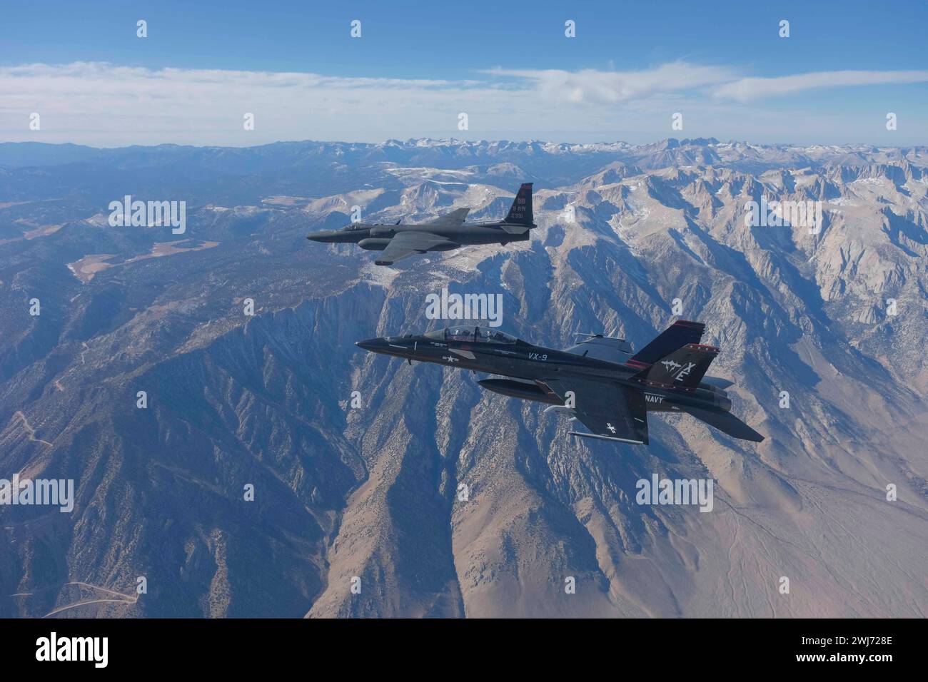 China Lake, Usa. November 2023. Ein F/A-18F Super Hornet Kampfflugzeug der US Navy, das den Vampiren der Air Test and Evaluation Squadron Nine zugeordnet ist, eskortiert ein USAF U-2 Dragon Lady Spionageflugzeug über der Naval Air Weapons Station China Lake am 27. November 2023 im China Lake, Kalifornien. Kredit: Lieutenant Jonathan Newbery/USA Navy Photo/Alamy Live News Stockfoto