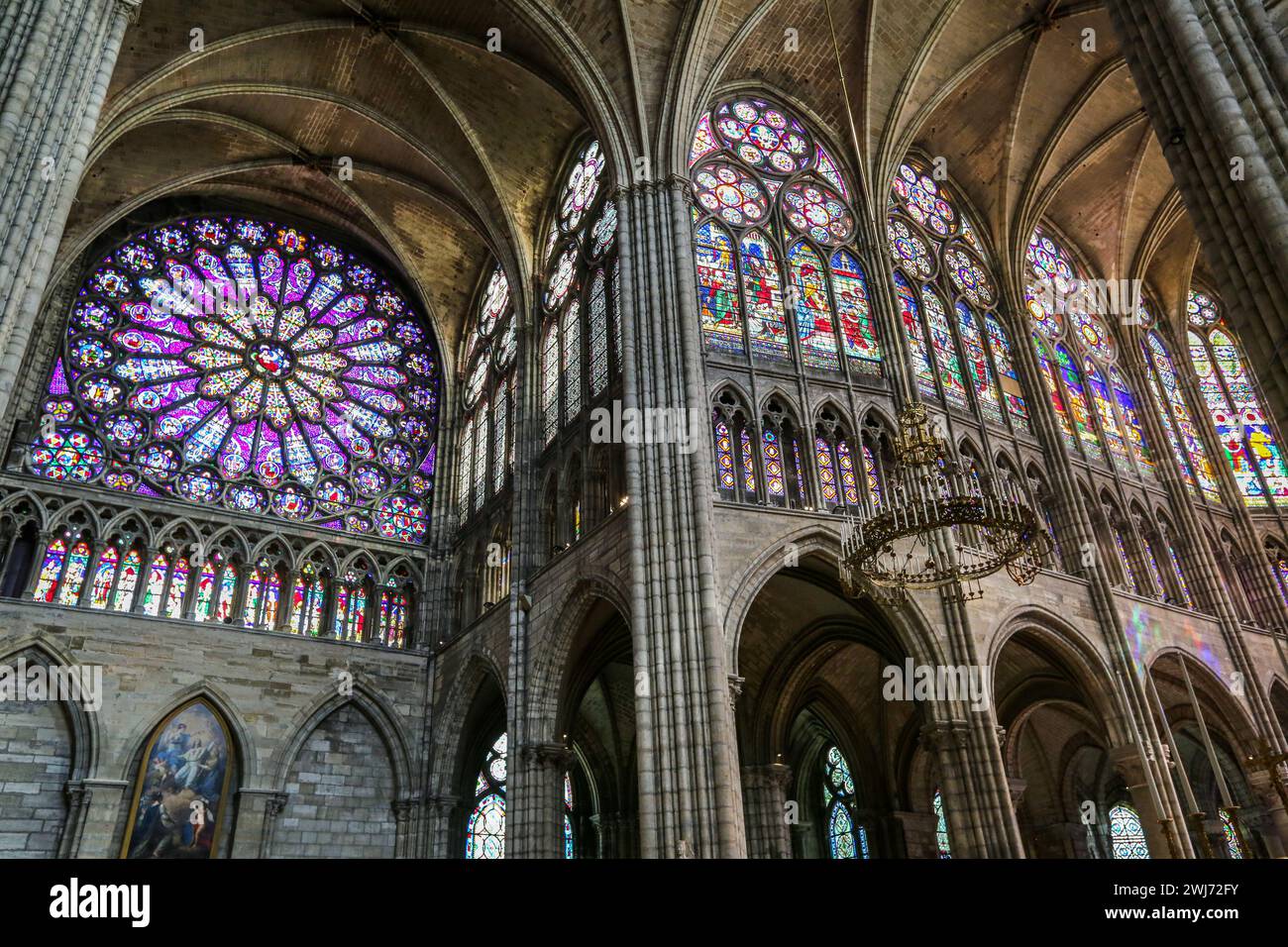 Saint-Denis, Frankreich. 13. Februar 2024: Heute ist der neue Turm Notre-Dame de Paris am Himmel der französischen Hauptstadt zu sehen und wird rechtzeitig zu den Olympischen Spielen enthüllt, bei denen 15,3 Millionen Besucher erwartet werden, die Kathedrale aber erst am 8. Dezember 2024 wieder eröffnet wird. Touristen, die sich für religiöse Kunst interessieren, werden feststellen, dass die Basilika Kathedrale von Saint-Denis, auch ein Meisterwerk gotischer Architektur, nichts von ihrem Cousin N-D beneidet Diese königliche Nekropole enthält 32 Königinnen, 60 Prinzen/Prinzessinnen und 43 Könige Frankreichs prächtige Lieder und Gräber.Credit: Kevin Izorce/Alamy Live News Stockfoto