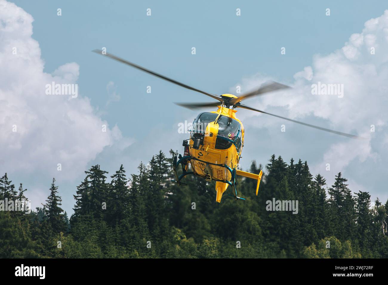 Hubschrauber des Rettungsdienstes landet in schwer zugänglichem Gelände.Themen Rettung, Hilfe und Hoffnung. Stockfoto