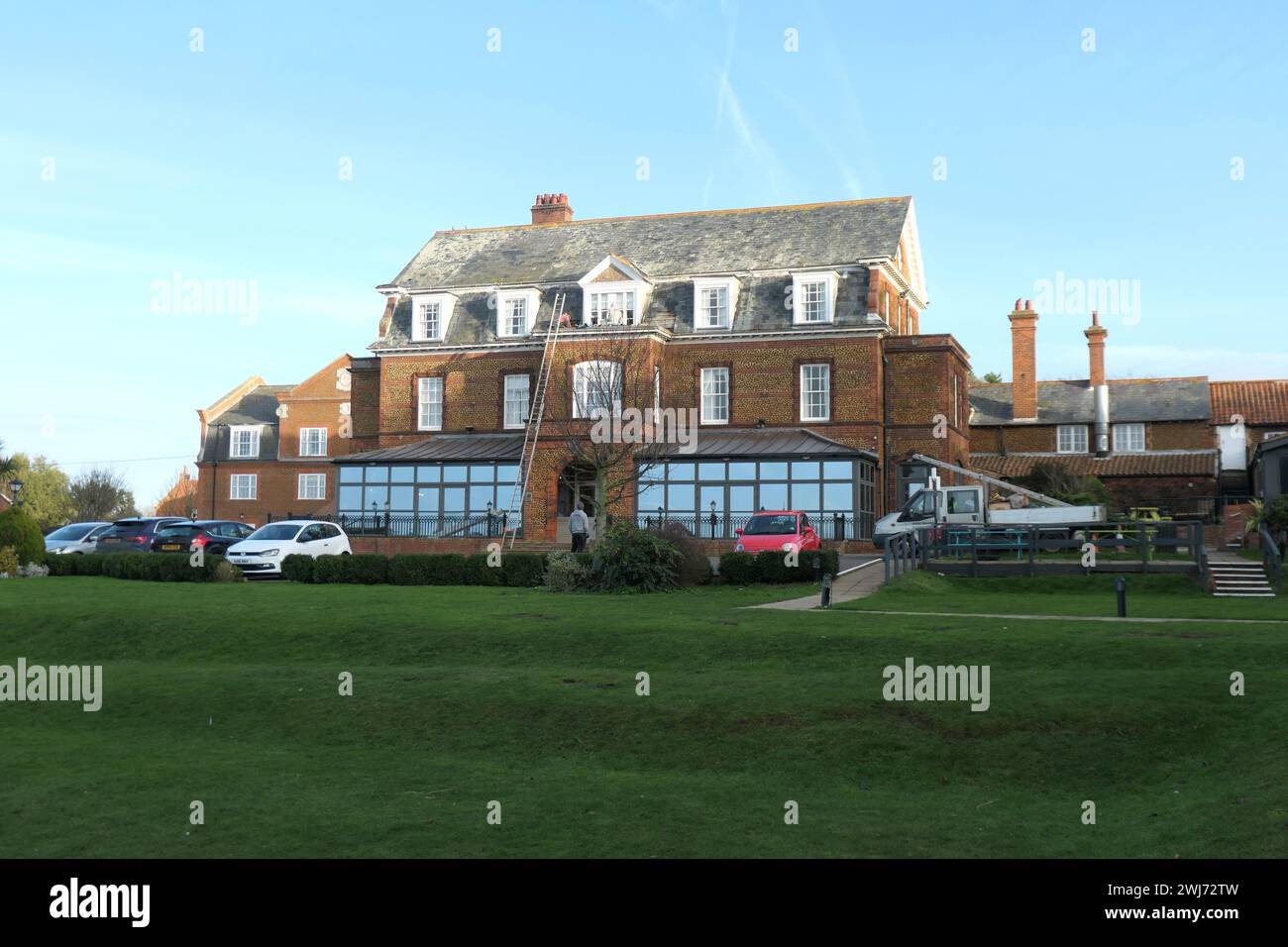 La Strange Hotel Old Hunstanton Norfolk England British Hotel Familie Wohnunterkunft Arbeiter arbeiten auf dem Dach mit Leitern und reparieren Gebäude Stockfoto