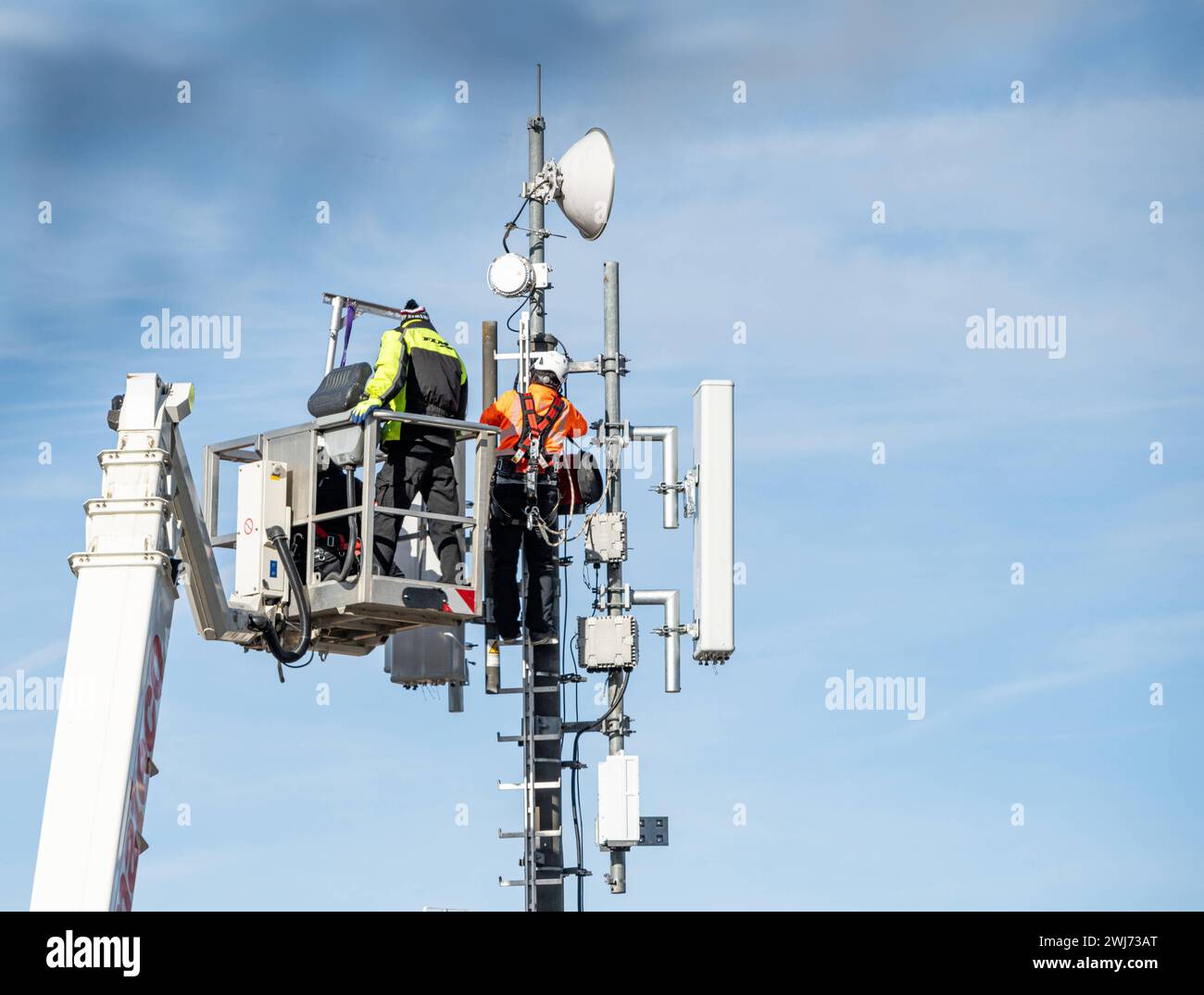 Fachkräfte bei Wartungsarbeiten an Telekommunikationsmast 13.02.24, Schmitten: Symbolfoto, Illustrationsbild, Symbolbild, Illustrationsfoto Fachkräfte bei Wartungsarbeiten an Telekommunikationsmast Team von Facharbeitern in voller Sicherheitsausrüstung führt Wartungs- und Installationsarbeiten an einem hohen Funk- und Telekommunikationsmast durch. Die Sicherheit und Fachkenntnis stehen im Vordergrund, während sie in schwindelerregender Höhe arbeiten Schmitten / Feldberg Hessen Deutschland *** Fachkräfte, die Instandhaltungsarbeiten am Fernmeldemast 13 02 24 durchführen, Schmitten Symbol Foto, Stockfoto