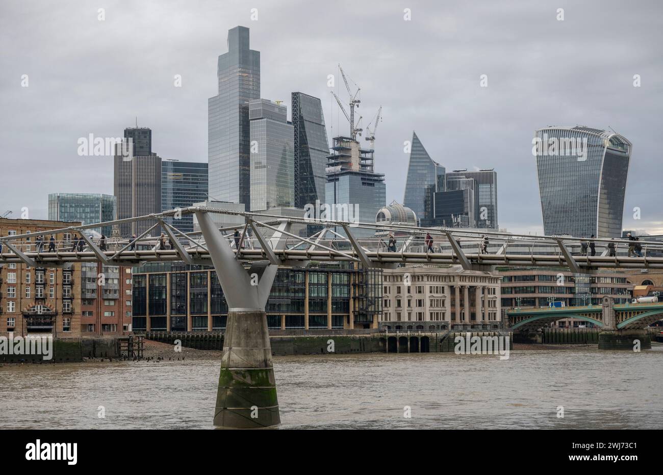 City of London, Großbritannien. Februar 2024. Ein neuer Wolkenkratzer, der sich derzeit im Bau befindet, ergänzt die Skyline der sich verändernden Stadt. Quelle: Malcolm Park/Alamy Live News Stockfoto