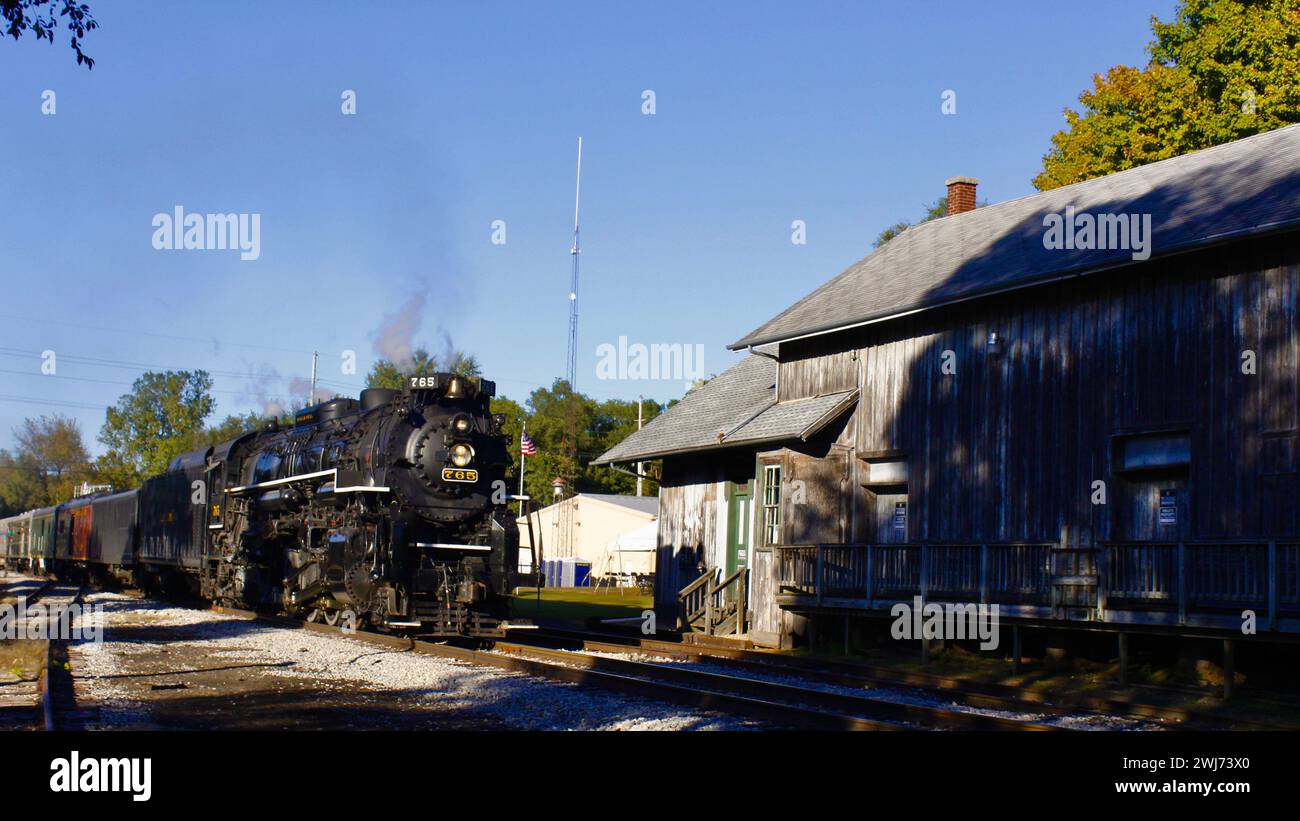 NKP 765 passiert das Depot in Pleasant Lake Indiana Stockfoto