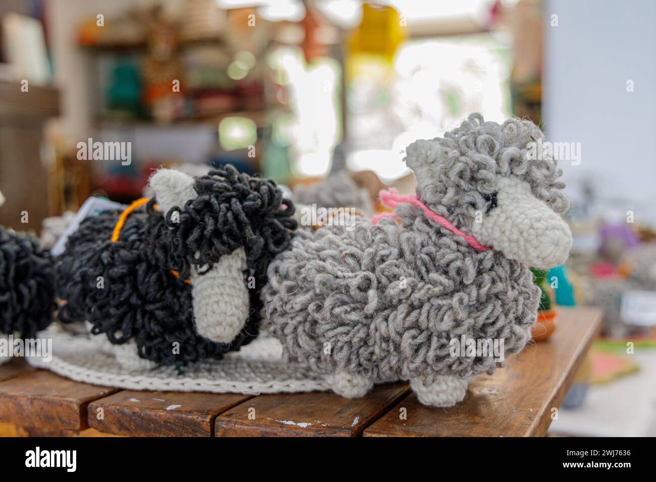 Amigurumi-Schafe in einem fairen Stall. Stockfoto