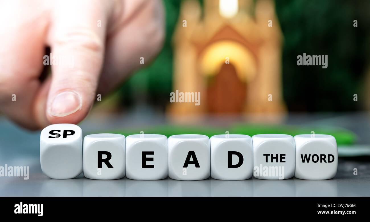Würfel bilden die Ausdrücke „Spread the Word“ und „Read the Word“. Stockfoto